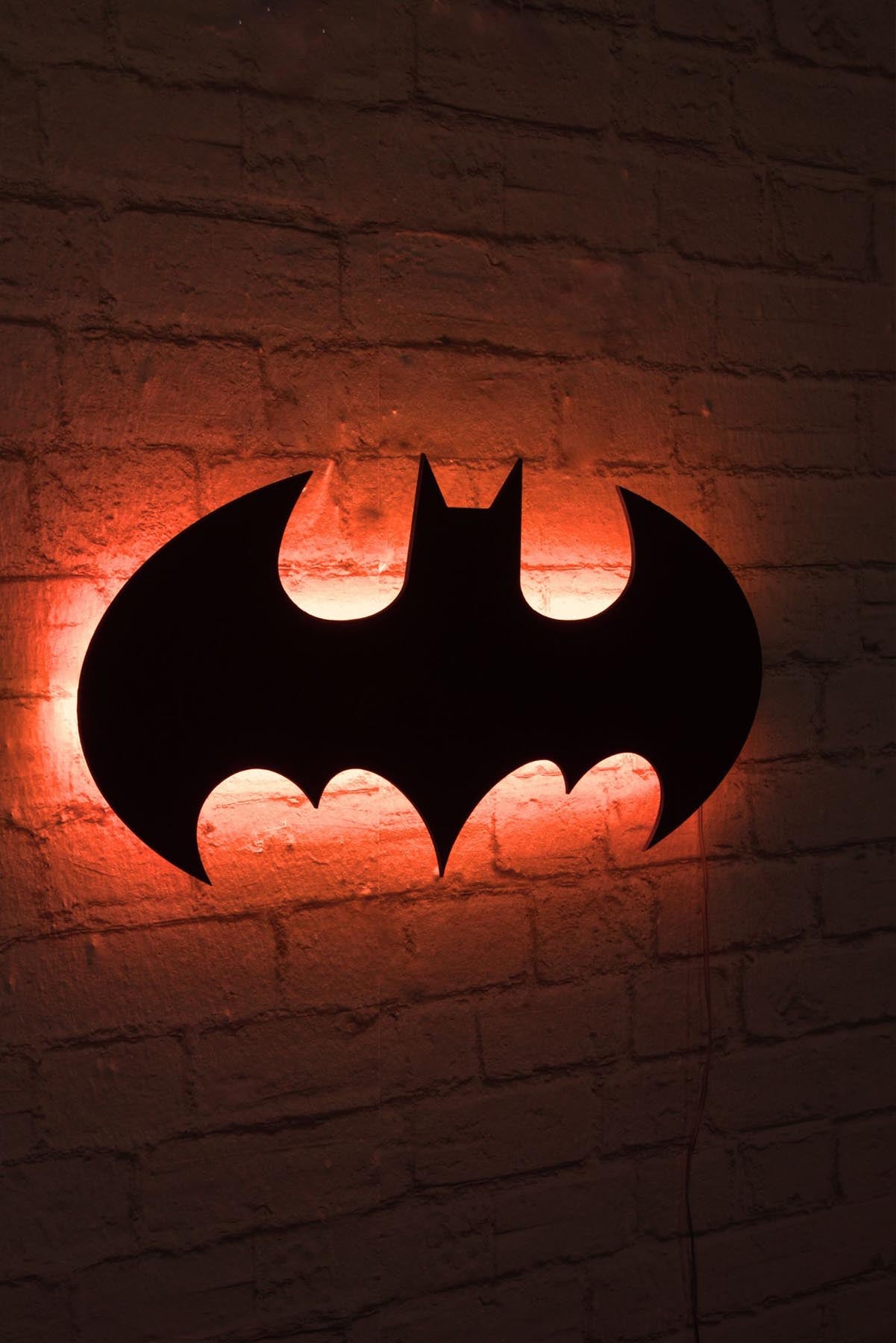 Setzen Sie mit der Batman Wandleuchte in Rot von Wallity ein stilvolles Highlight. Diese LED-Beleuchtung verwandelt jeden Raum in eine faszinierende Oase.