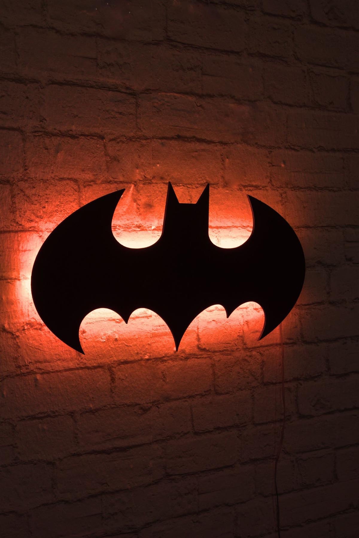 Batman Wandleuchte - Rot in Rot präsentiert im Onlineshop von KAQTU Design AG. Wandleuchte ist von Wallity