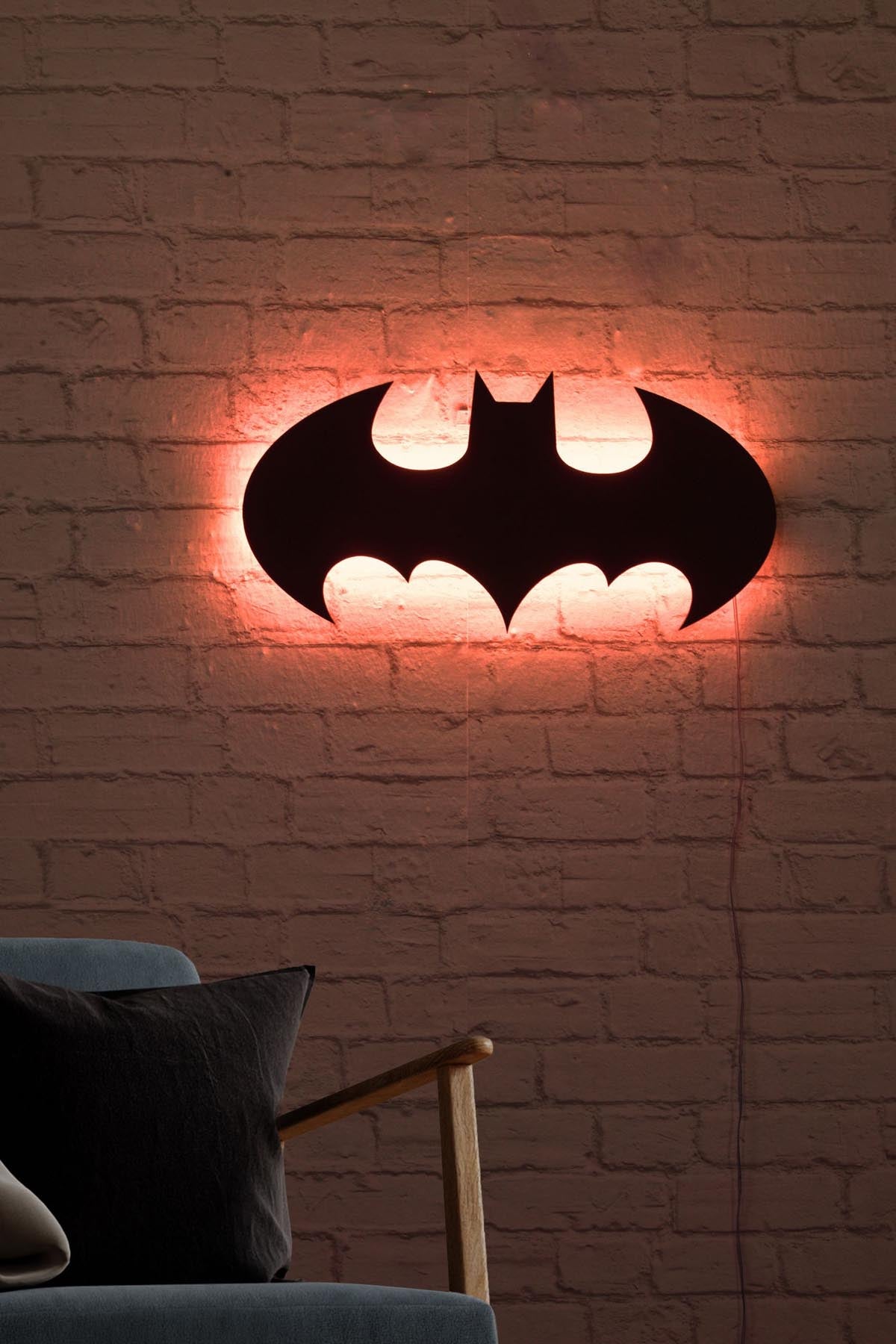 Entdecken Sie die Batman Wandleuchte in Rot von Wallity – ein elegantes Lichtdesign, das jeden Raum in eine fesselnde Atmosphäre verwandelt.