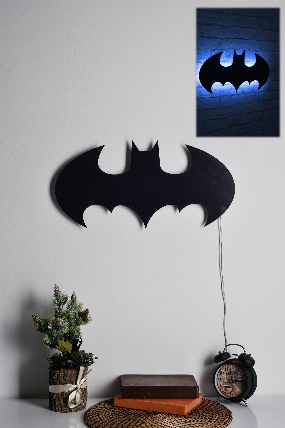 Verleihen Sie Ihrem Zuhause mit der Batman Wandleuchte in Blau von Wallity einen Hauch von Magie. Diese elegante LED-Beleuchtung schafft eine beruhigende Atmosphäre und ist ein echter Blickfang.