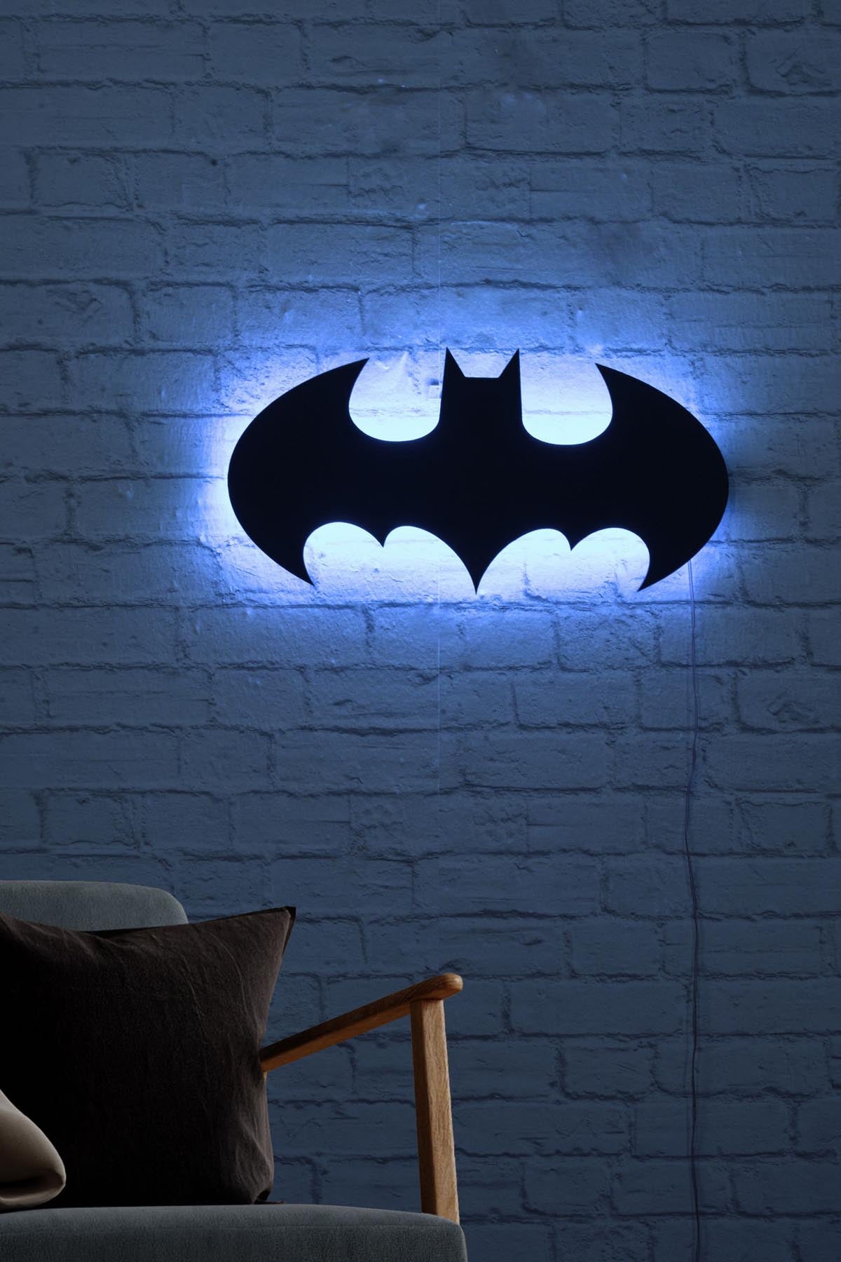 Verleihen Sie Ihrem Zuhause mit der Batman Wandleuchte in Blau von Wallity einen Hauch von Eleganz und beruhigendem Licht. Ideal für kreative Akzente!