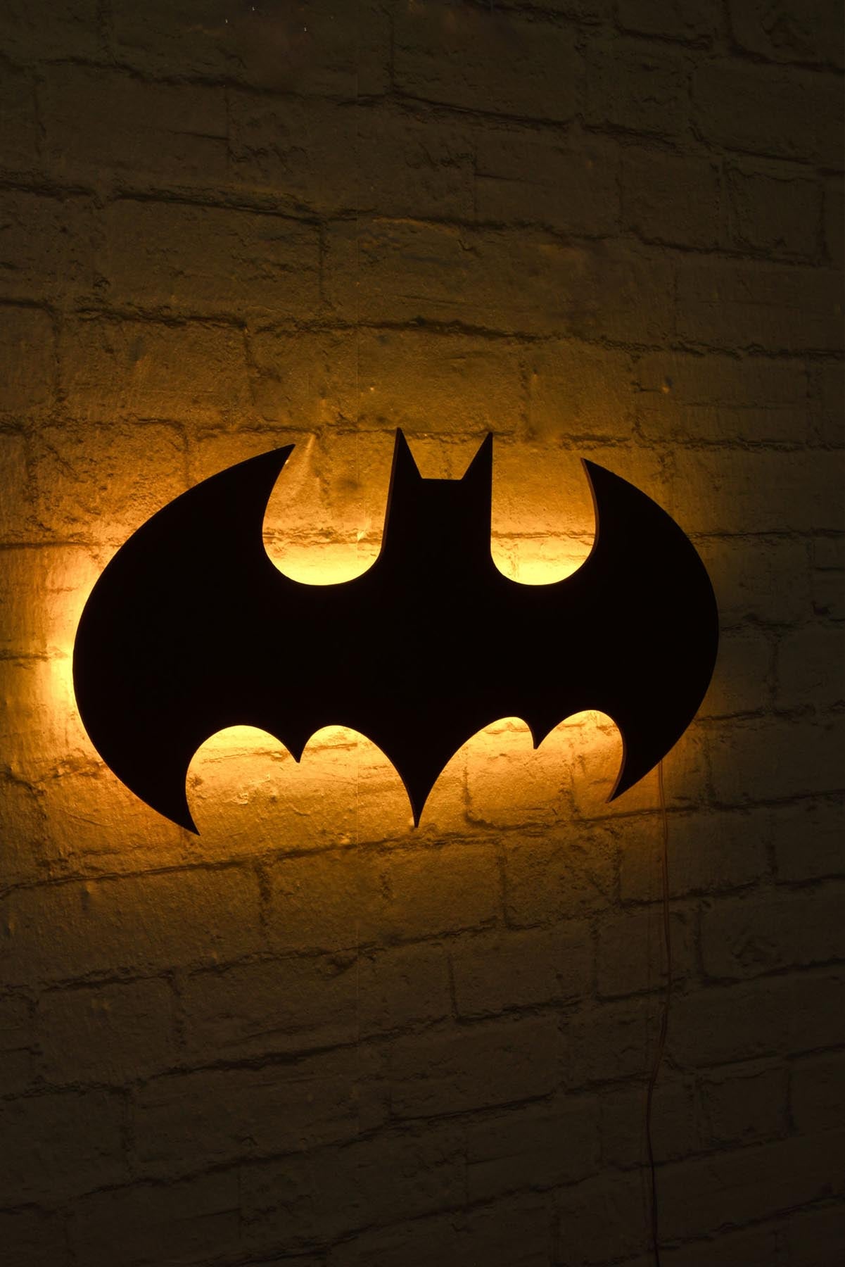 Verleihen Sie Ihrem Zuhause mit der Batman Wandleuchte in Gelb von Wallity einen Hauch von Eleganz und Gemütlichkeit. Ideal für jeden Raum!