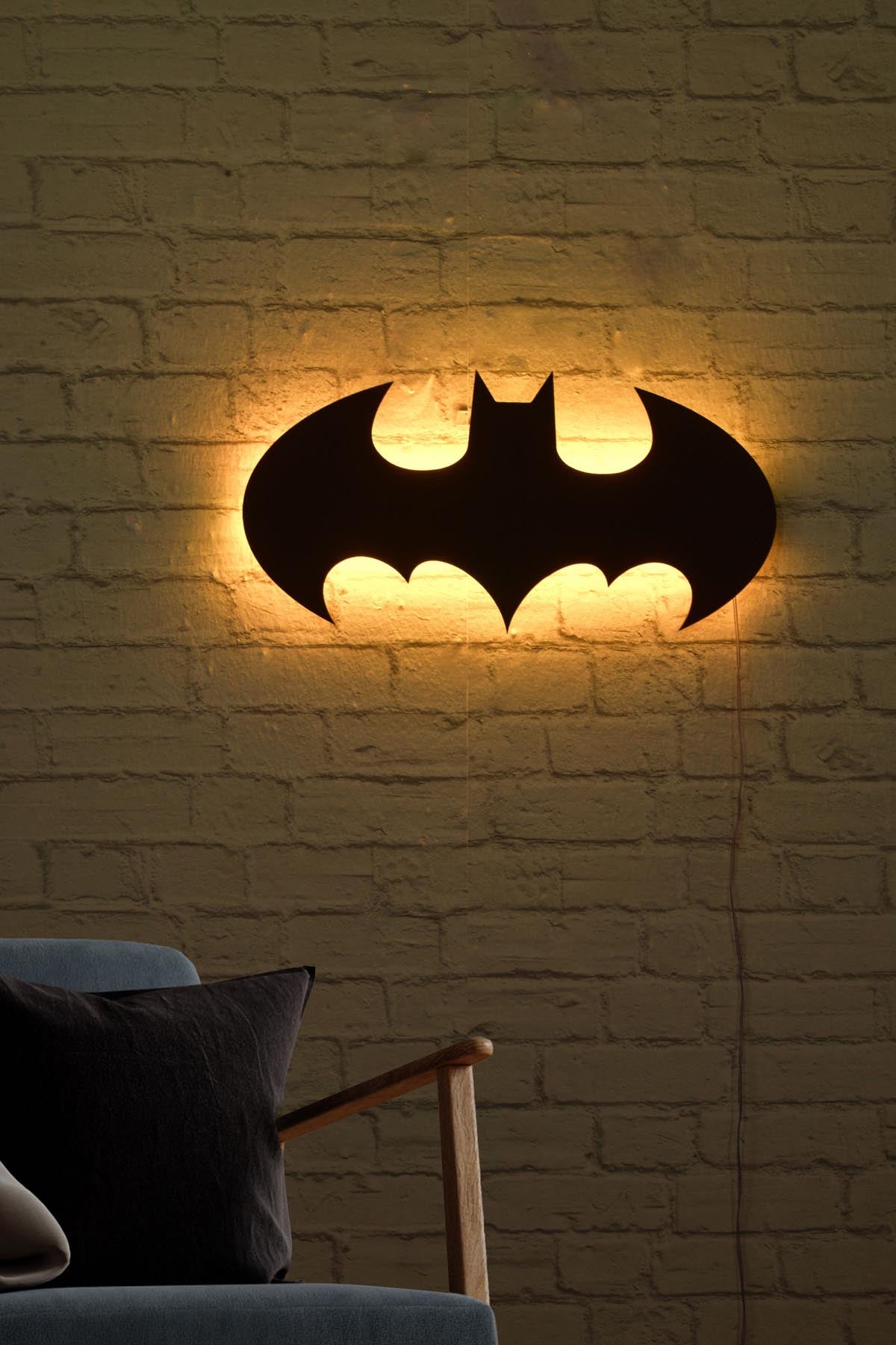 Setzen Sie mit der Batman Wandleuchte in Gelb von Wallity stilvolle Akzente in Ihrem Zuhause. Perfekt für eine einladende Atmosphäre!