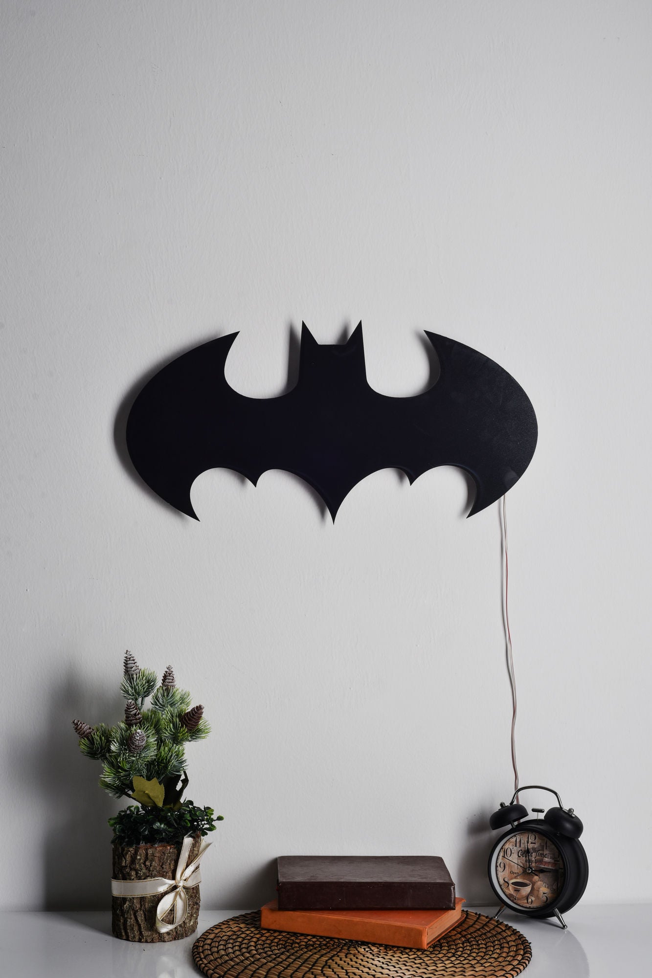 Setzen Sie mit der Batman Wandleuchte in Gelb von Wallity kreative Lichtakzente. Ideal für ein gemütliches und stilvolles Ambiente!