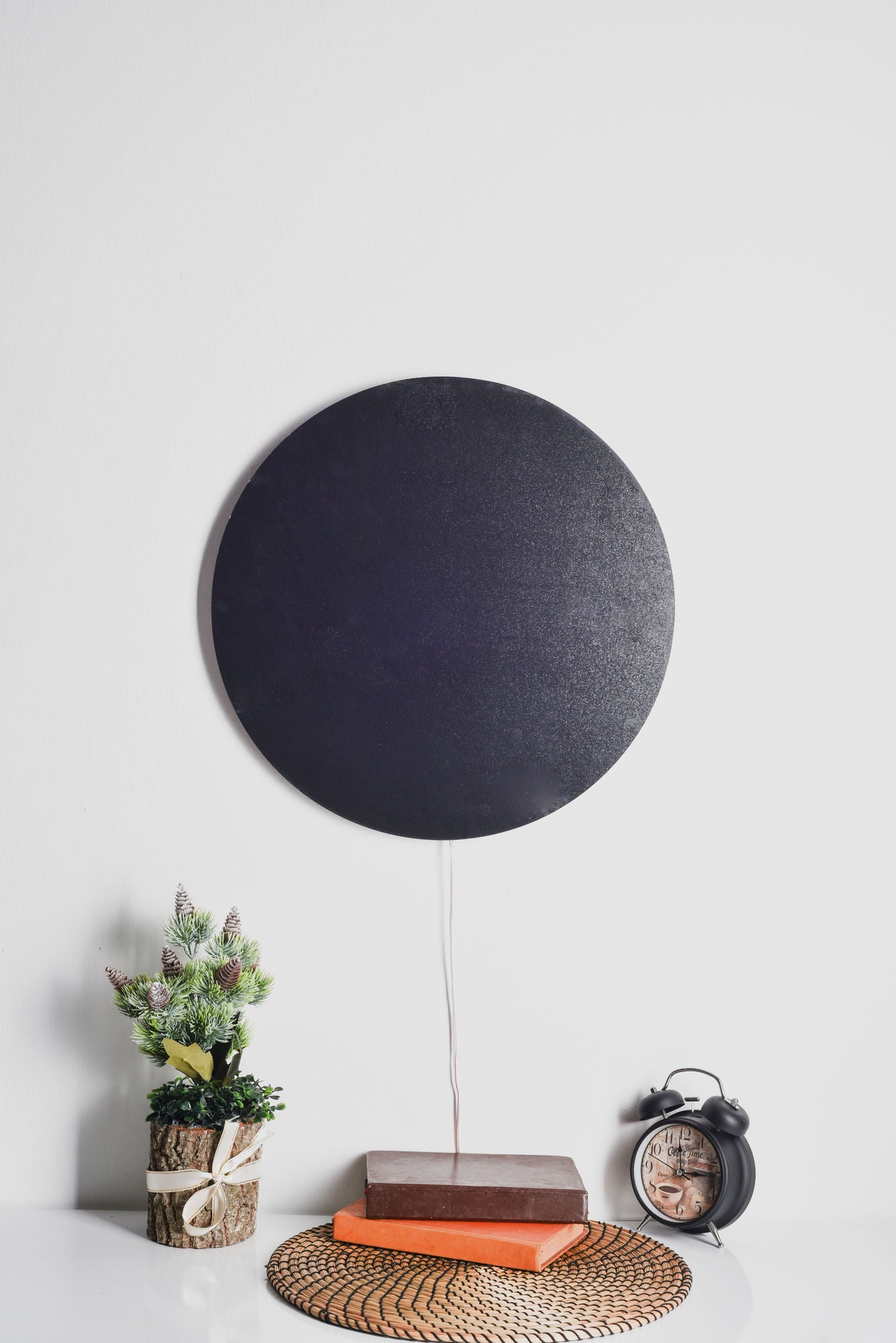 Erleben Sie die Circle Wandleuchte in Gelb von Wallity – eine elegante LED-Beleuchtung, die warmes Licht und modernes Design in Ihr Zuhause bringt.