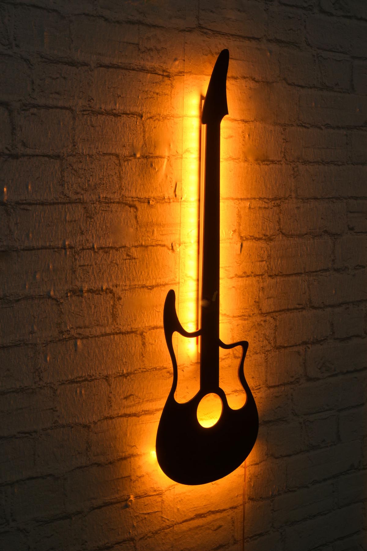 Guitar Wandleuchte - Gelb in Gelb präsentiert im Onlineshop von KAQTU Design AG. Wandleuchte ist von Wallity