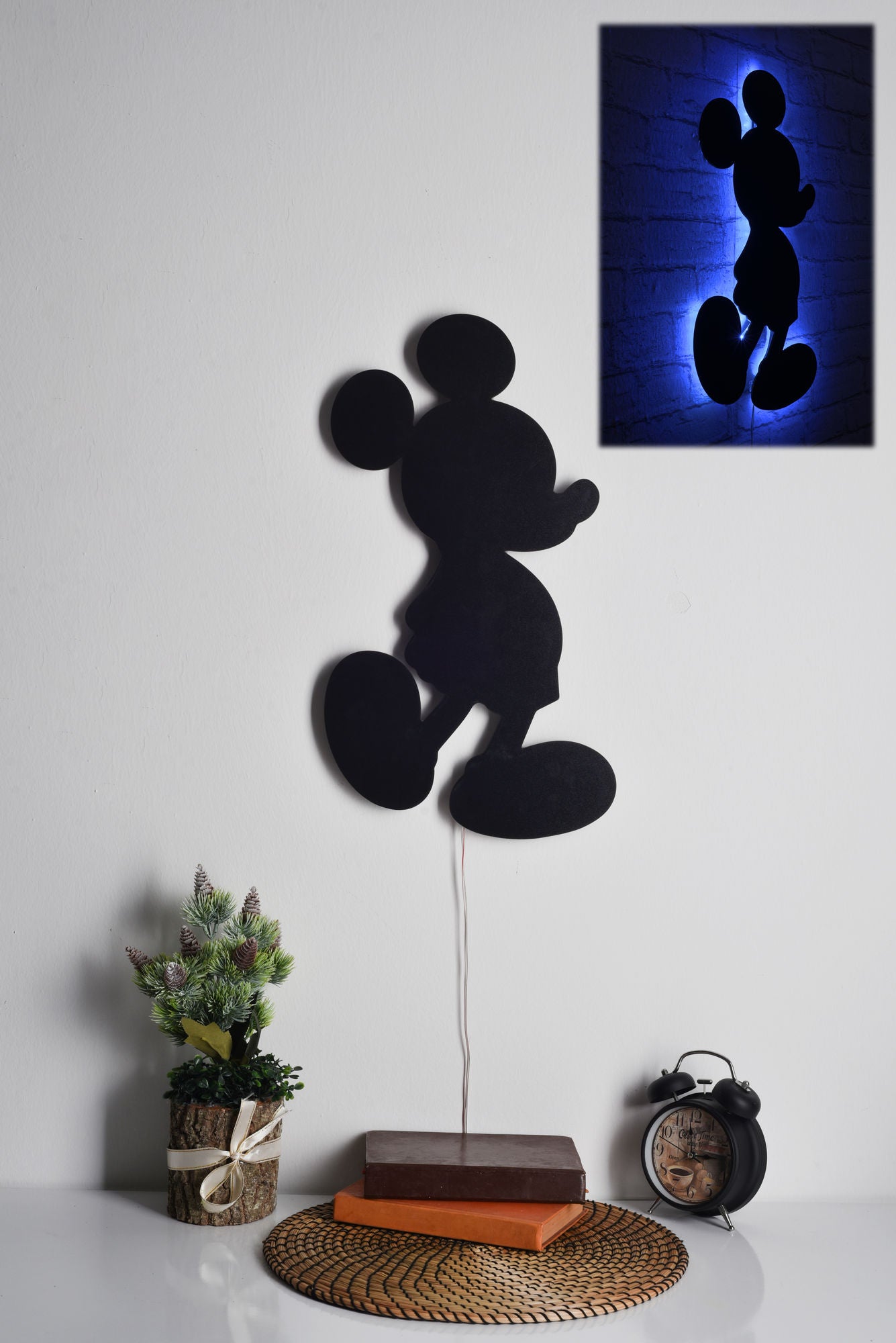 Entdecken Sie die Mickey Mouse Wandleuchte in Blau von Wallity – eine stilvolle LED-Beleuchtung, die jedem Raum Magie und Eleganz verleiht.
