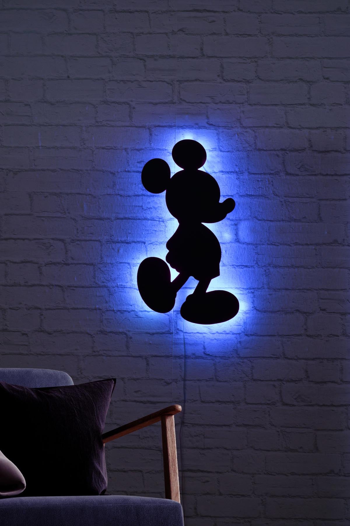 Entdecken Sie die Mickey Mouse Wandleuchte in Blau von Wallity – ein elegantes Lichtdesign, das jedem Raum einen magischen Touch verleiht.