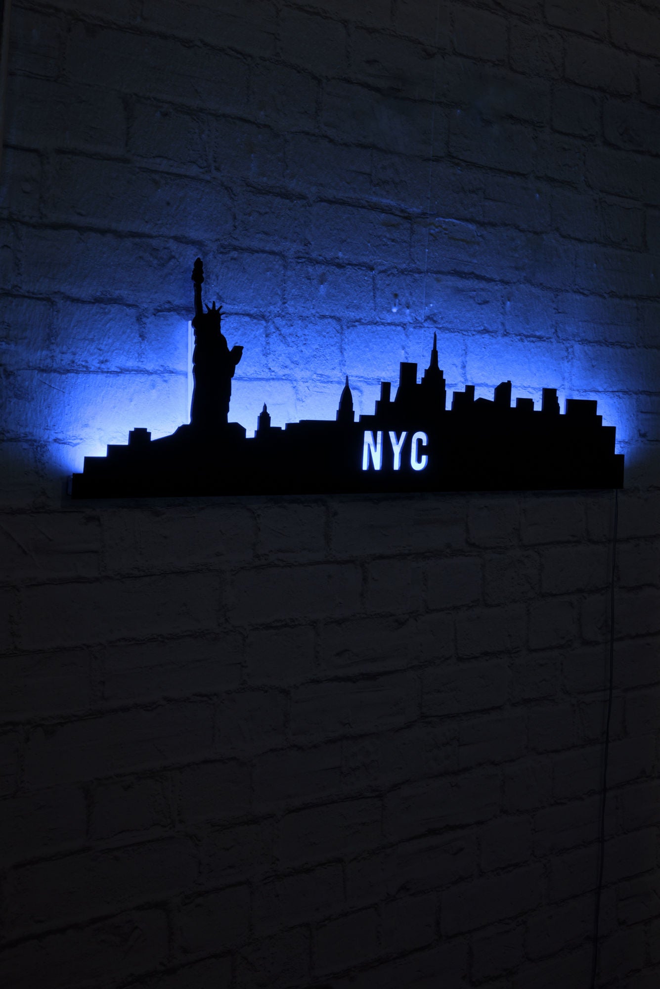 Erleben Sie die NYC Skyline Wandleuchte in Blau von Wallity – eine moderne LED-Leuchte, die mit ihrem faszinierenden Licht jeden Raum stilvoll erhellt.