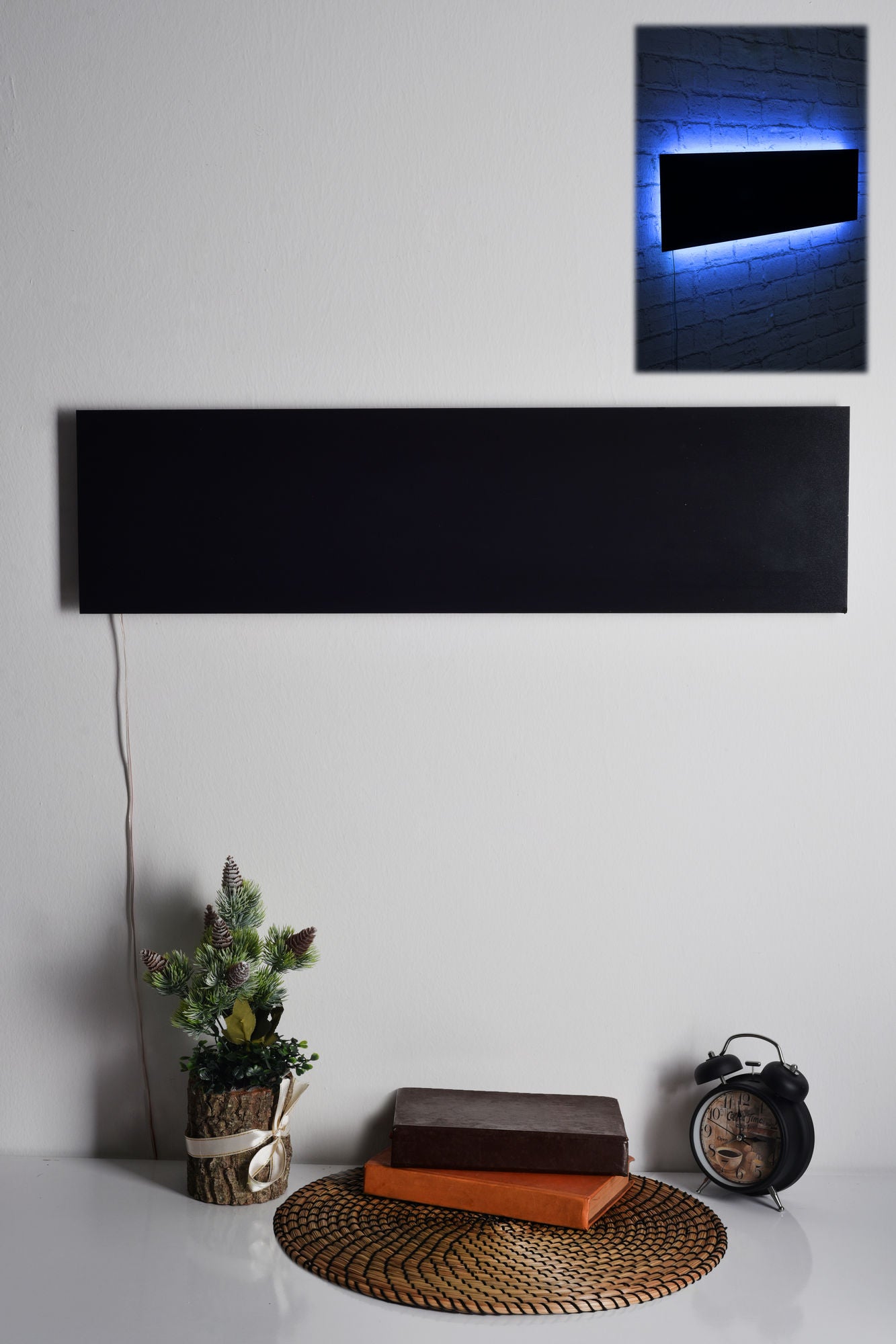 Verleihen Sie Ihrem Raum mit der blauen Rectangle Wandleuchte von Wallity einen Hauch von Eleganz und beruhigender Atmosphäre. Ideal für stilvolle Akzente!