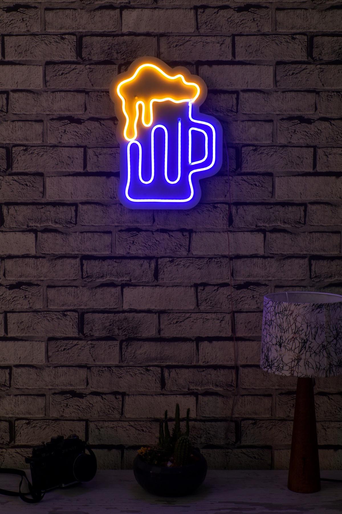 Entdecken Sie die Beer Glass Wandleuchte in Blau und Gelb von Wallity! Diese stilvolle LED-Beleuchtung schafft eine einladende Atmosphäre und ist einfach zu installieren.