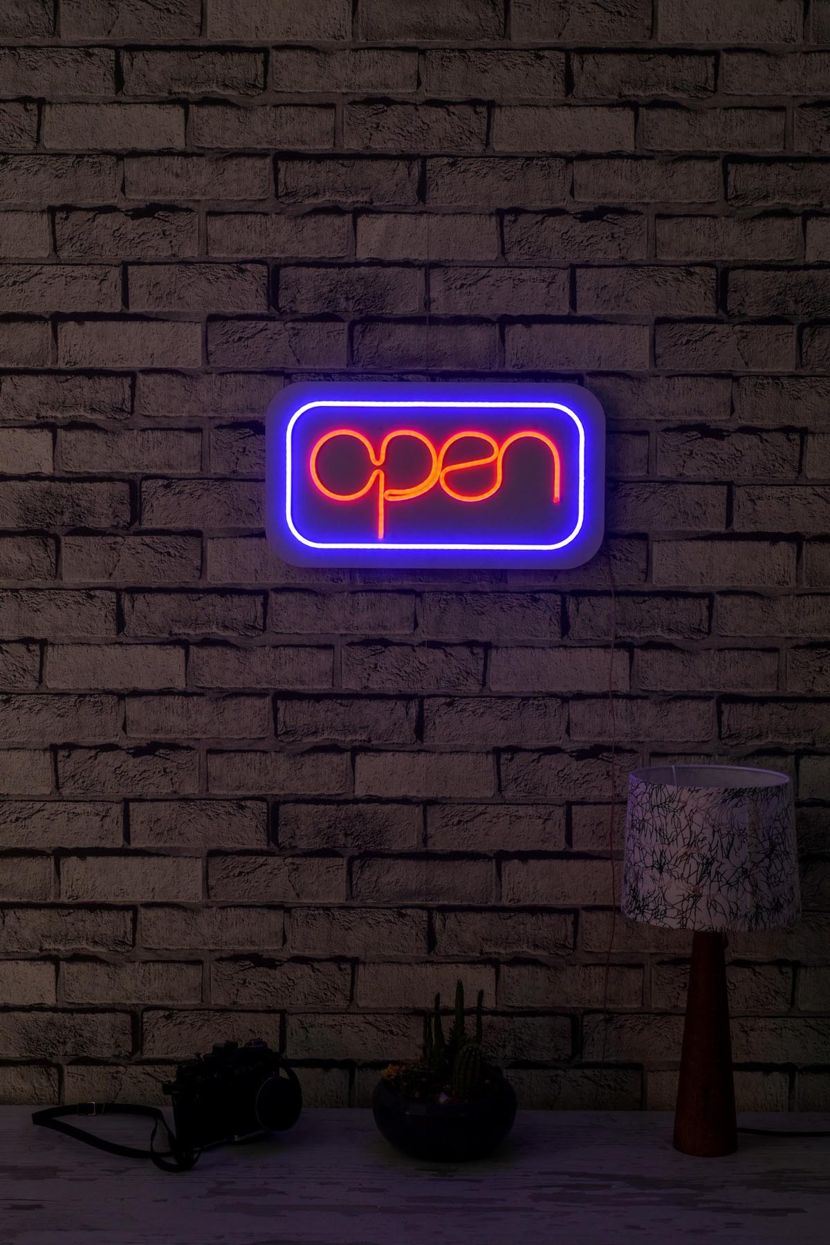 Verleihen Sie Ihrem Raum mit der Open Wandleuchte in Blau-Rot von Wallity einen modernen Touch! Diese LED-Leuchte schafft eine einladende Stimmung und ist ideal für jedes Zuhause.