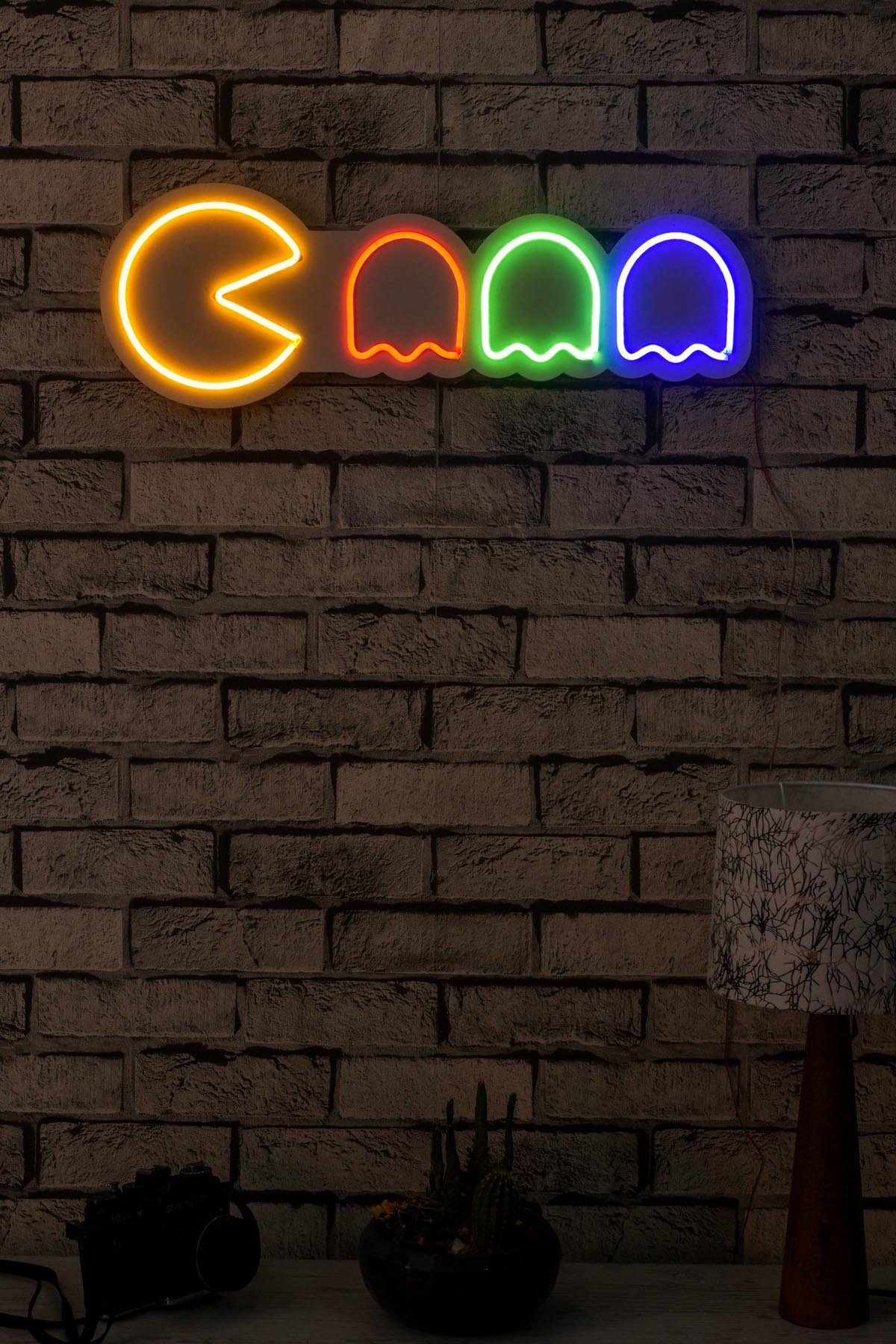 Entdecken Sie die Pacman Wandleuchte von Wallity! Diese mehrfarbige LED-Beleuchtung verwandelt jeden Raum in ein kreatives Lichtspiel.