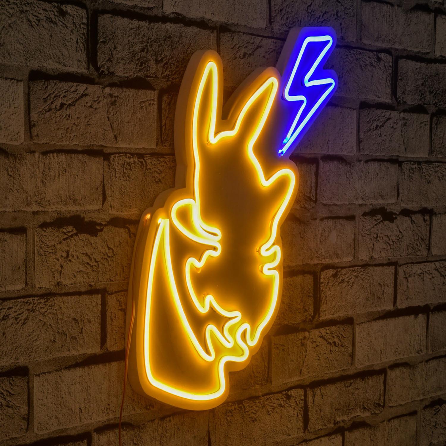 Entdecken Sie die Pikachu Wandleuchte in Gelb Blau von Wallity – eine kreative LED-Beleuchtung, die jeden Raum verzaubert und für stimmungsvolles Licht sorgt.
