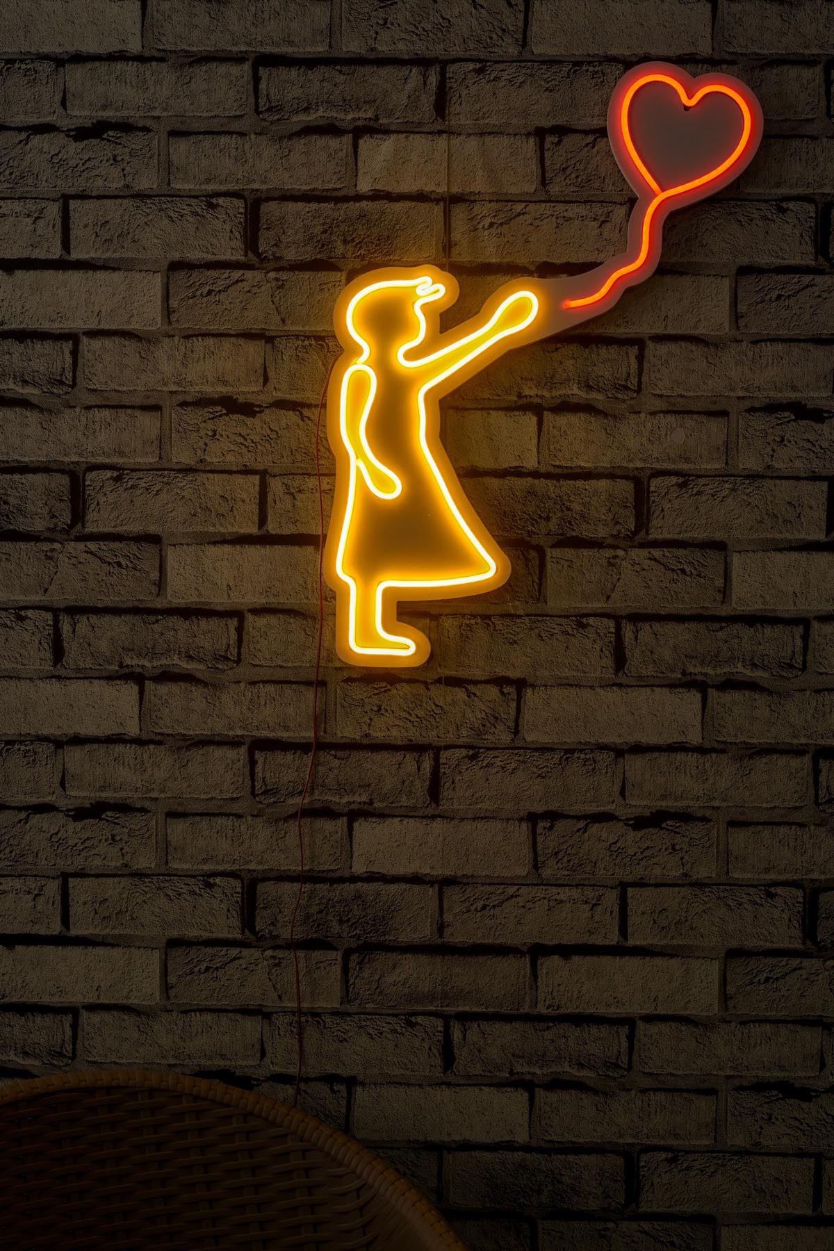 Verleihen Sie Ihrem Raum mit der bunten Balloon Girl Wandleuchte von Wallity in Gelb Rot einen Hauch von Magie und Kreativität!