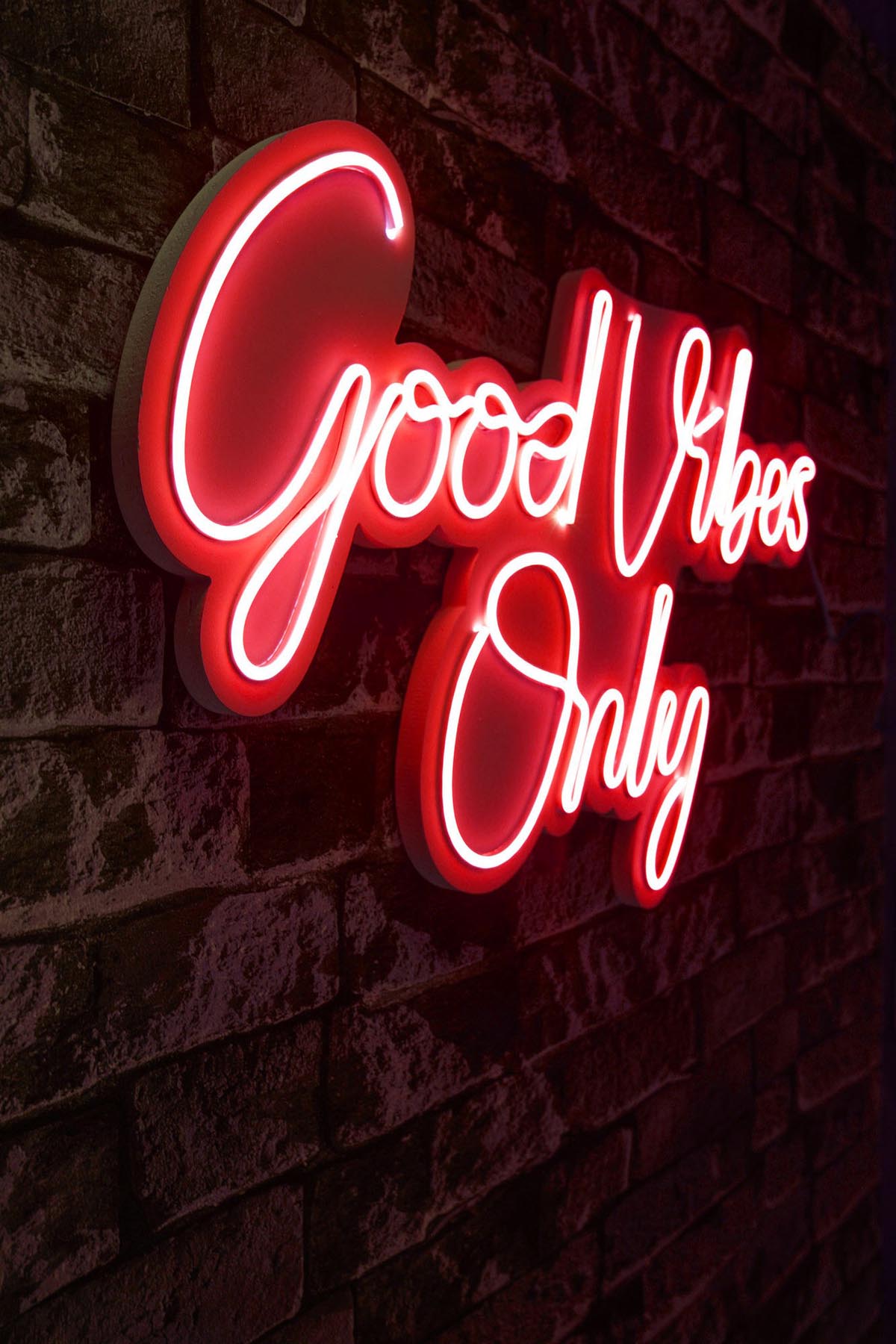 Verleihen Sie Ihrem Raum mit der Good Vibes Only 2 Wandleuchte in Rot von Wallity einen einzigartigen Neon-Look und schaffen Sie eine einladende Stimmung!