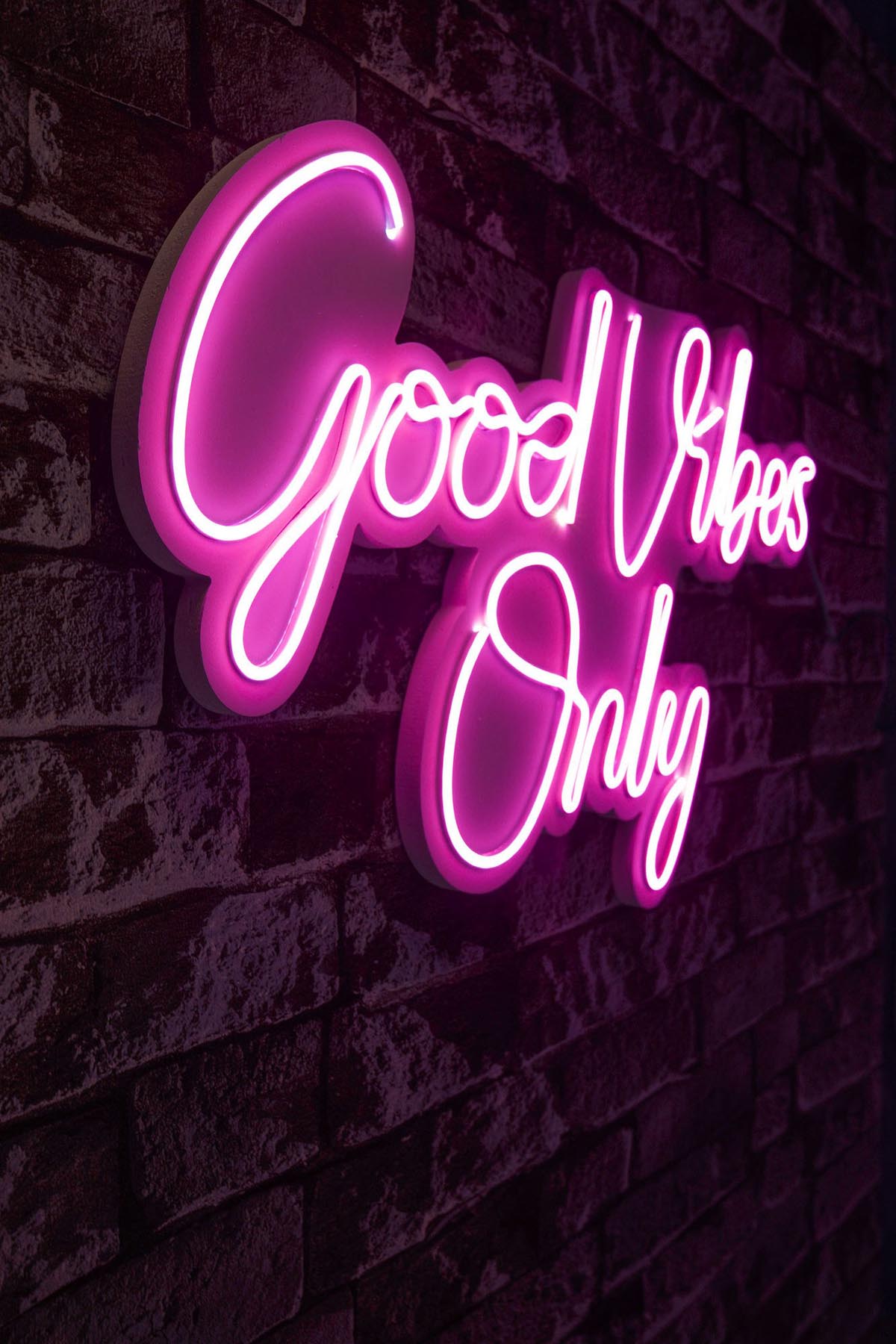 Verleihen Sie Ihrem Raum mit der rosa Good Vibes Only 2 Wandleuchte von Wallity einen Hauch von Magie und Stil. Ideal für kreative Lichtgestaltungen!