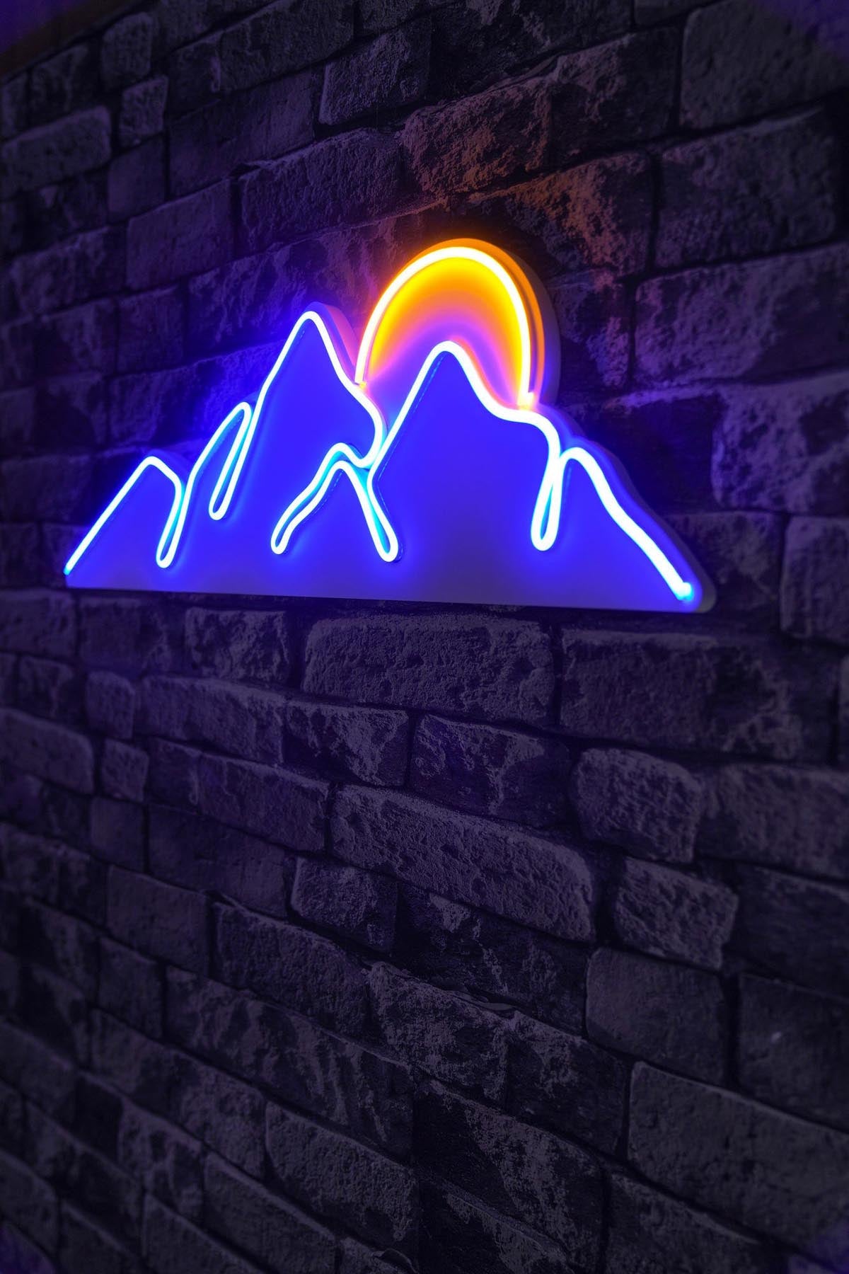 Verleihen Sie Ihrem Zuhause mit der Mountain Wandleuchte in Blau und Gelb von Wallity einen kreativen Akzent. Diese flexible LED-Beleuchtung sorgt für eine einzigartige Atmosphäre.