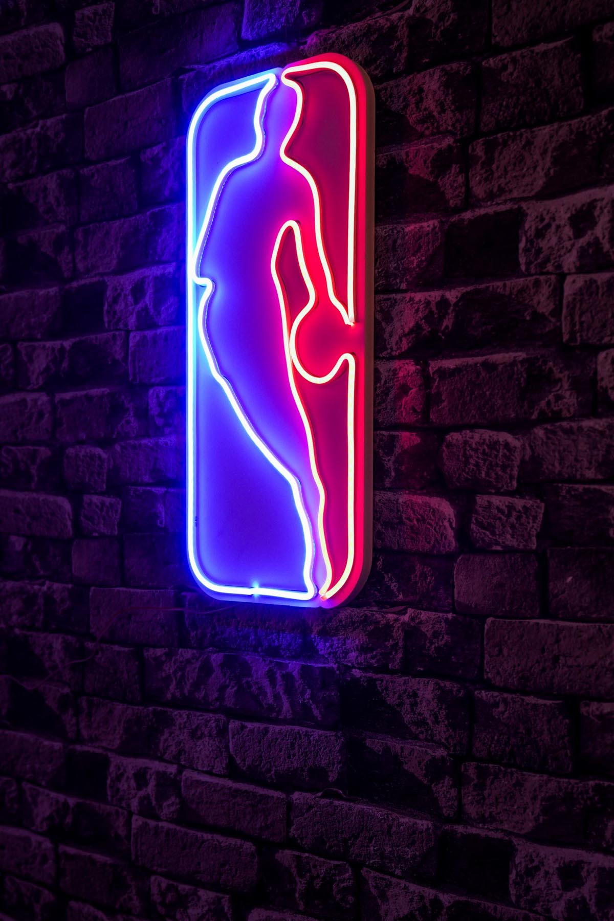 Erleben Sie die faszinierende Logo Jerry West Wandleuchte von Wallity in bunten Farben. Perfekte, kreative Akzente für Ihr Zuhause mit langlebiger, wasserdichter LED-Beleuchtung!