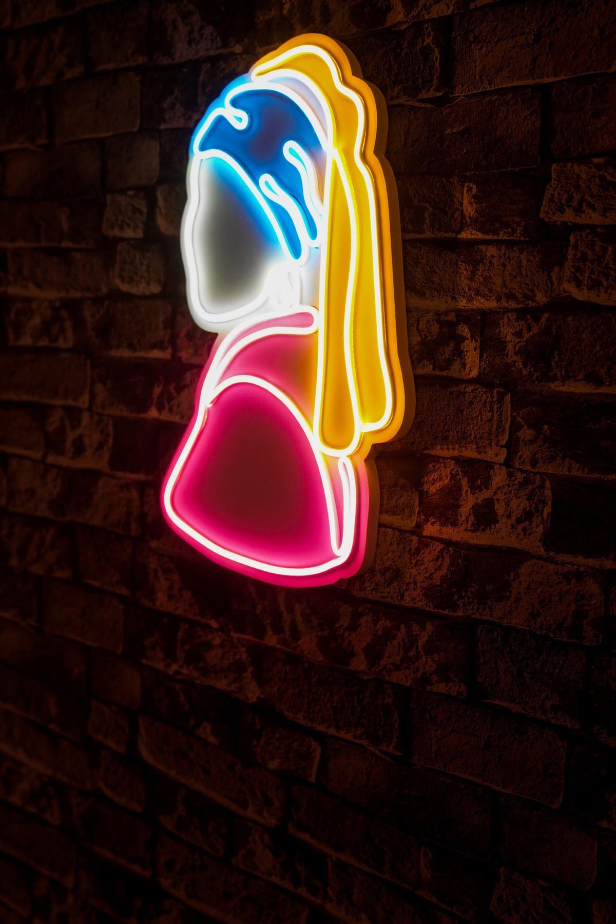 Entdecken Sie die Girl With A Pearl Earring Pinky Wandleuchte von Wallity – eine farbenfrohe LED-Beleuchtung, die jeden Raum verzaubert!