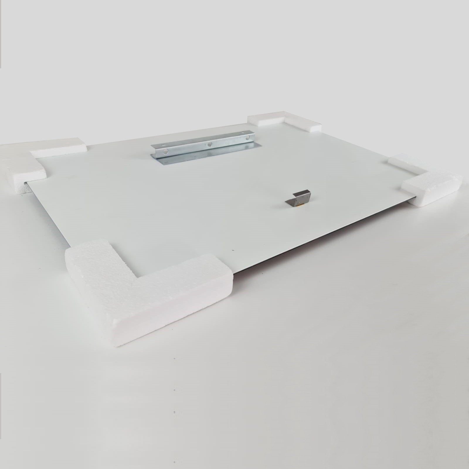 Entdecken Sie das CAM3730 von Wallity – ein elegantes, mehrfarbiges Glasgemälde, das jeden Raum mit lebendigen Farben und zeitloser Schönheit verwandelt.