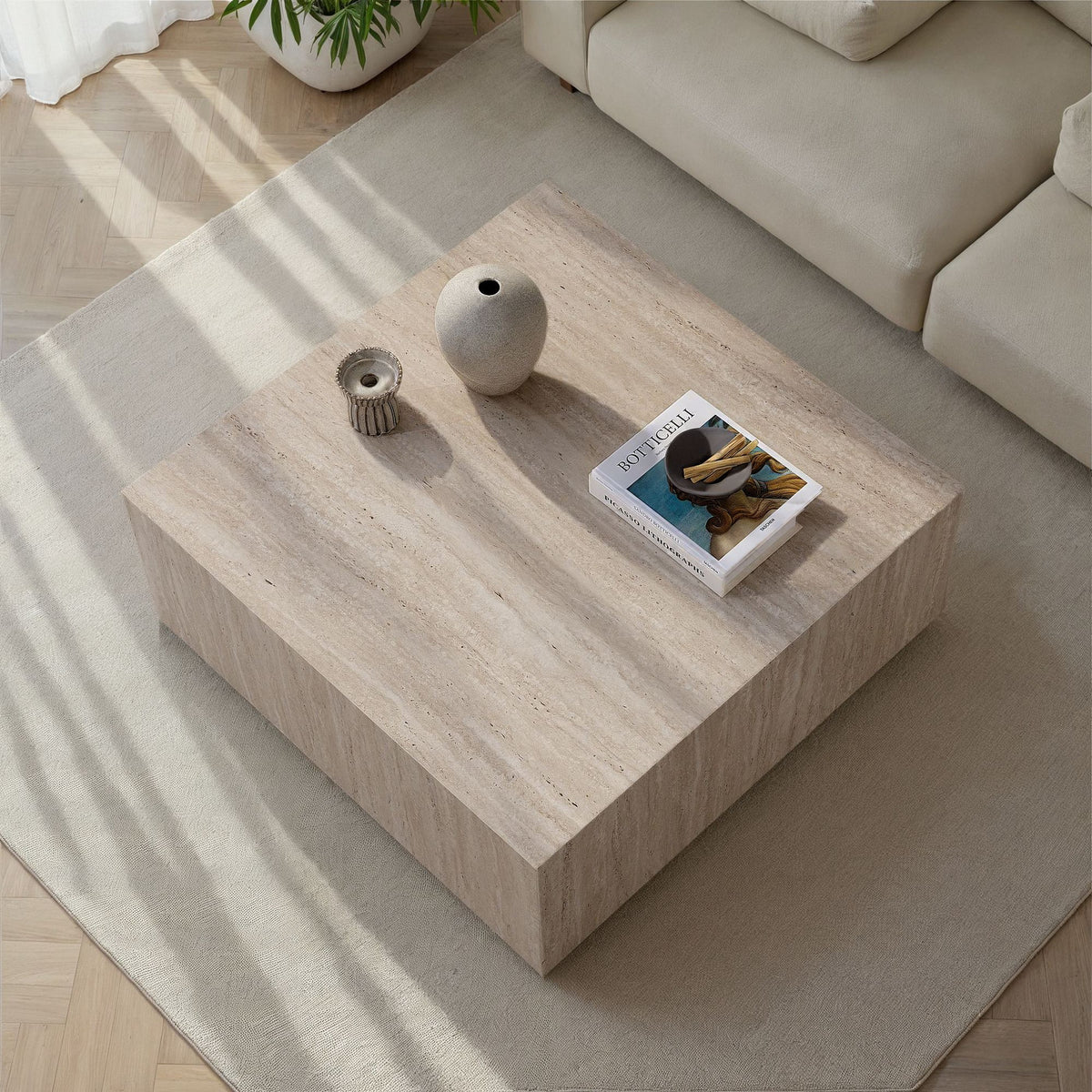 Quadratischer Couchtisch Prizma von Nordure in Travertin-Optik, 90x90x35 cm, aus MDF, mit schlanker Tischplatte, freigestellt fotografiert.