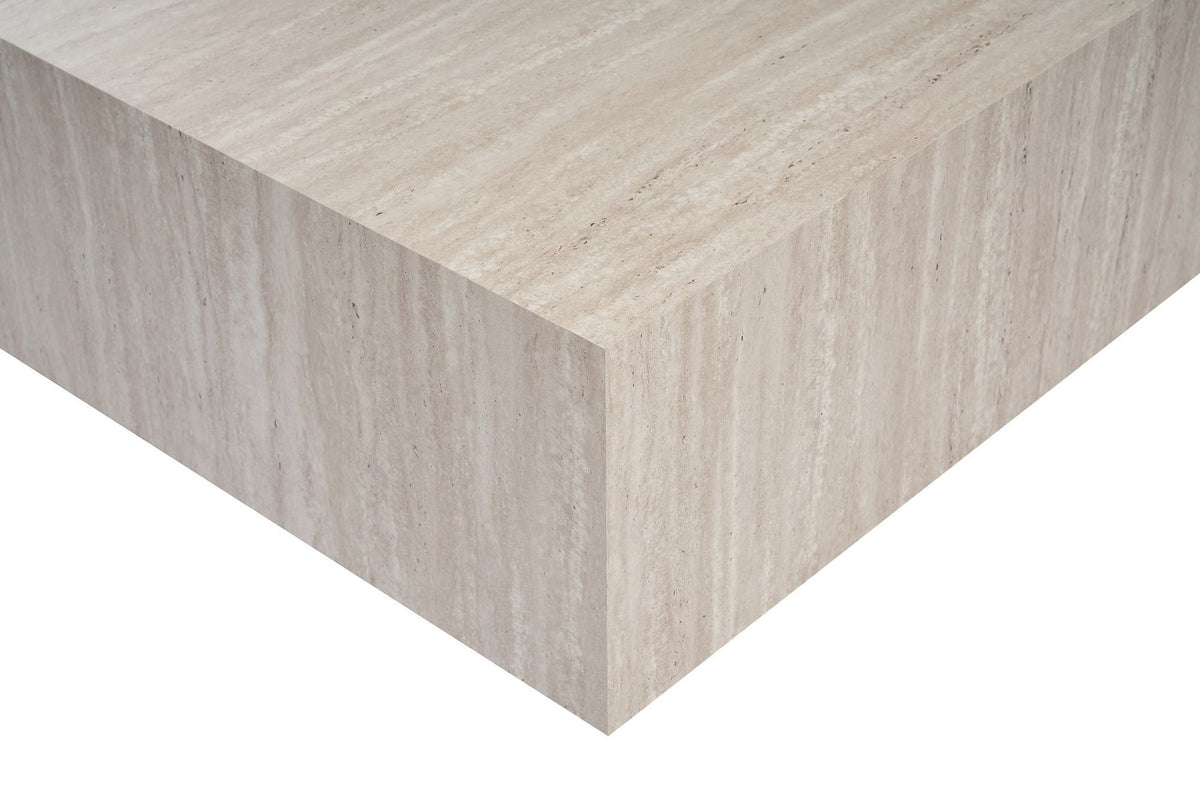 Quadratischer Couchtisch Prizma von Nordure in Travertin-Optik, 90x90x35 cm, aus MDF, mit schlanker Tischplatte, freigestellt fotografiert.