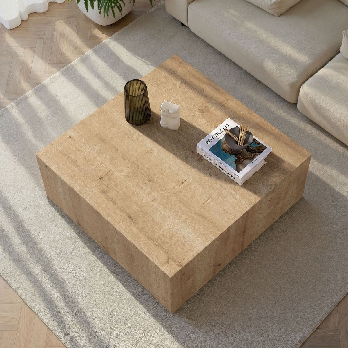 Quadratischer Couchtisch aus MDF in Saphir-Eiche-Optik mit klaren Linien und schlichtem Gestell, Höhe 35 cm, Breite und Tiefe je 90 cm.