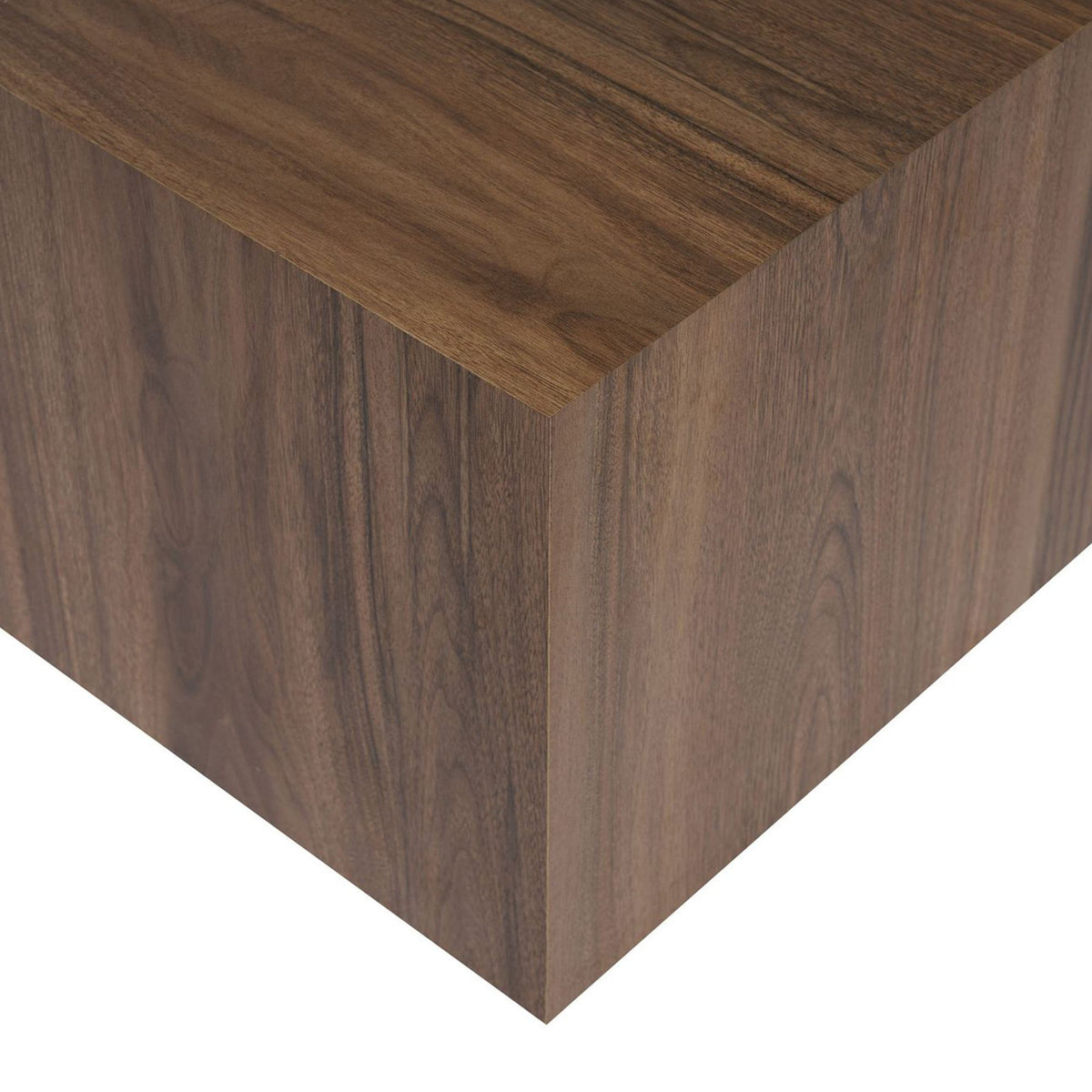 Couchtisch Prizma in Venezia Nussbaum von Nordure, quadratische Tischplatte aus MDF mit unterem Ablagefach, Frontalansicht.