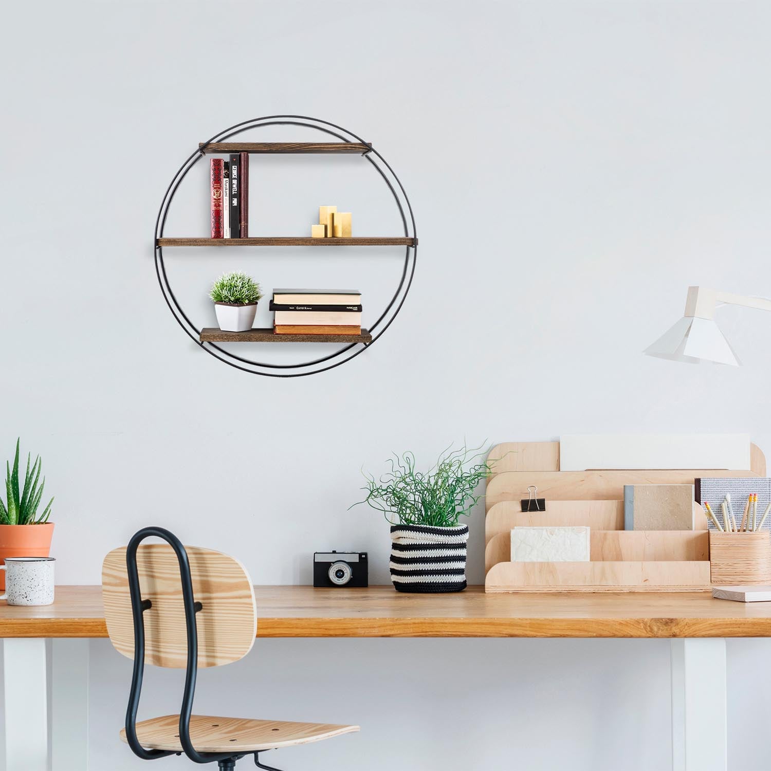 Gestalten Sie Ihr Zuhause stilvoll mit dem Tulipa Wandregal in Schwarznuss von Hanah Home. Ideal für Bücher und Dekoration, vereint es Eleganz und Funktionalität.