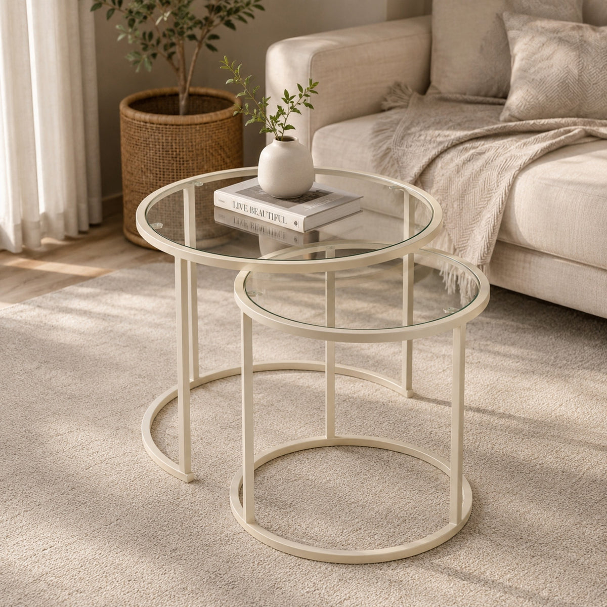 Zwei quadratische Couchtische in Beige mit Glasplatten aus gehärtetem Glas und schlankem Metallgestell, unterschiedliche Grössen.