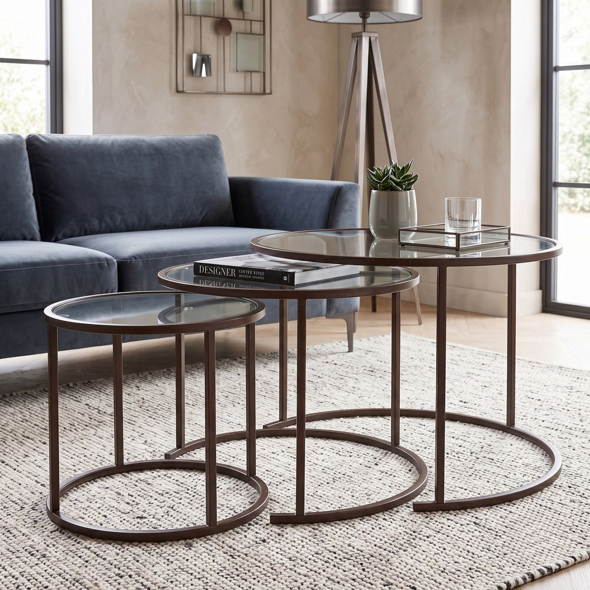 Dreiteiliges Couchtisch-Set von Hanah Home in Braun mit Glasplatten und Metallgestell, drei unterschiedlich grosse Tische ineinander gestellt.
