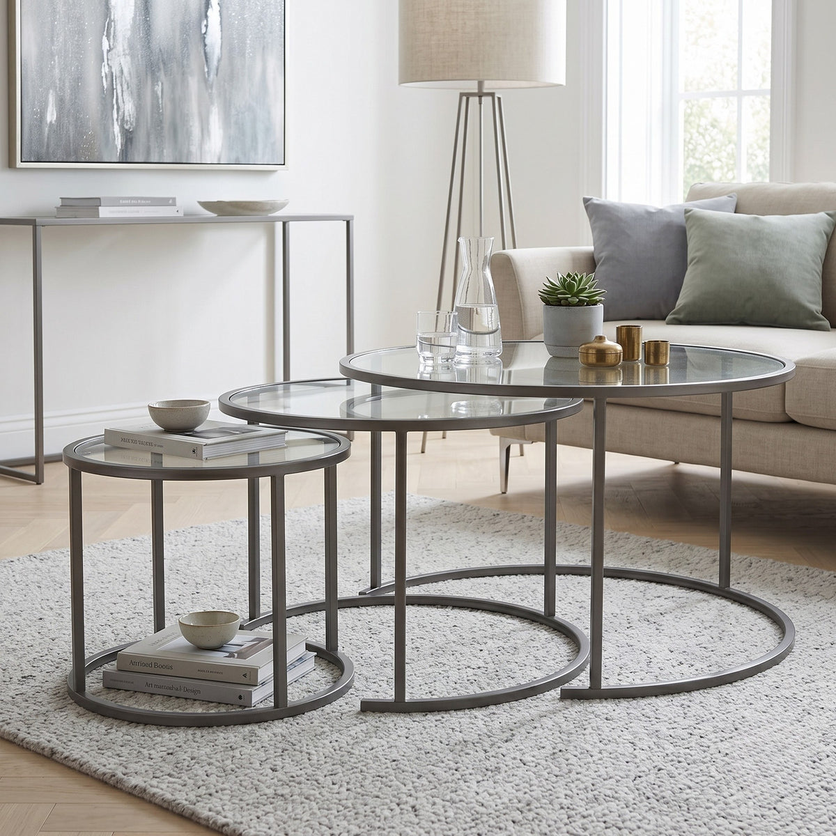 Drei ineinander stellbare Couchtische von Hanah Home in Grau, Tischplatten aus gehärtetem Glas, Gestell aus Metall, unterschiedliche Grössen.