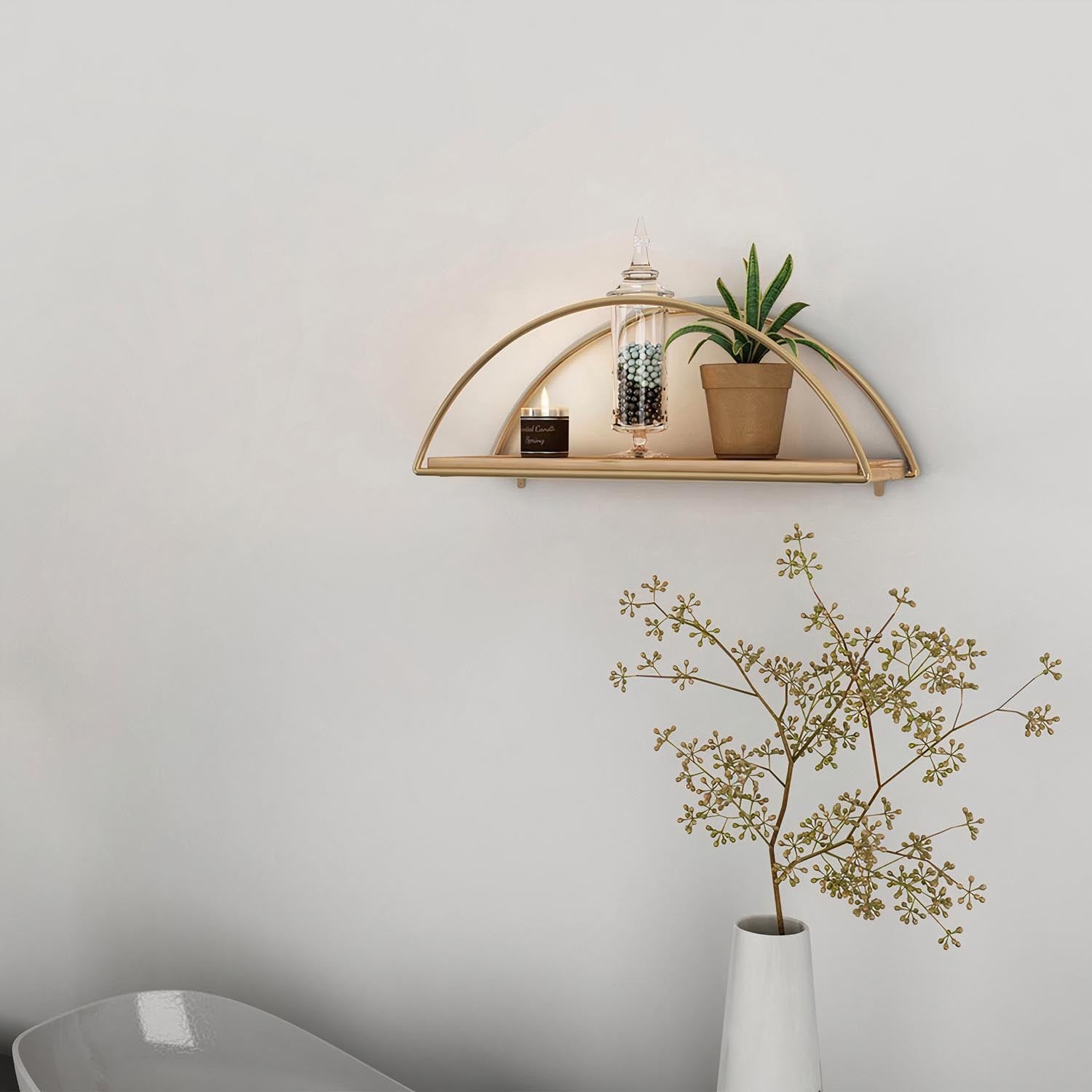 Entdecken Sie das stilvolle Wandregal in Gold und Braun von Hanah Home. Aus 100% Massivholz gefertigt, vereint es Eleganz und Funktionalität für Ihr Zuhause.