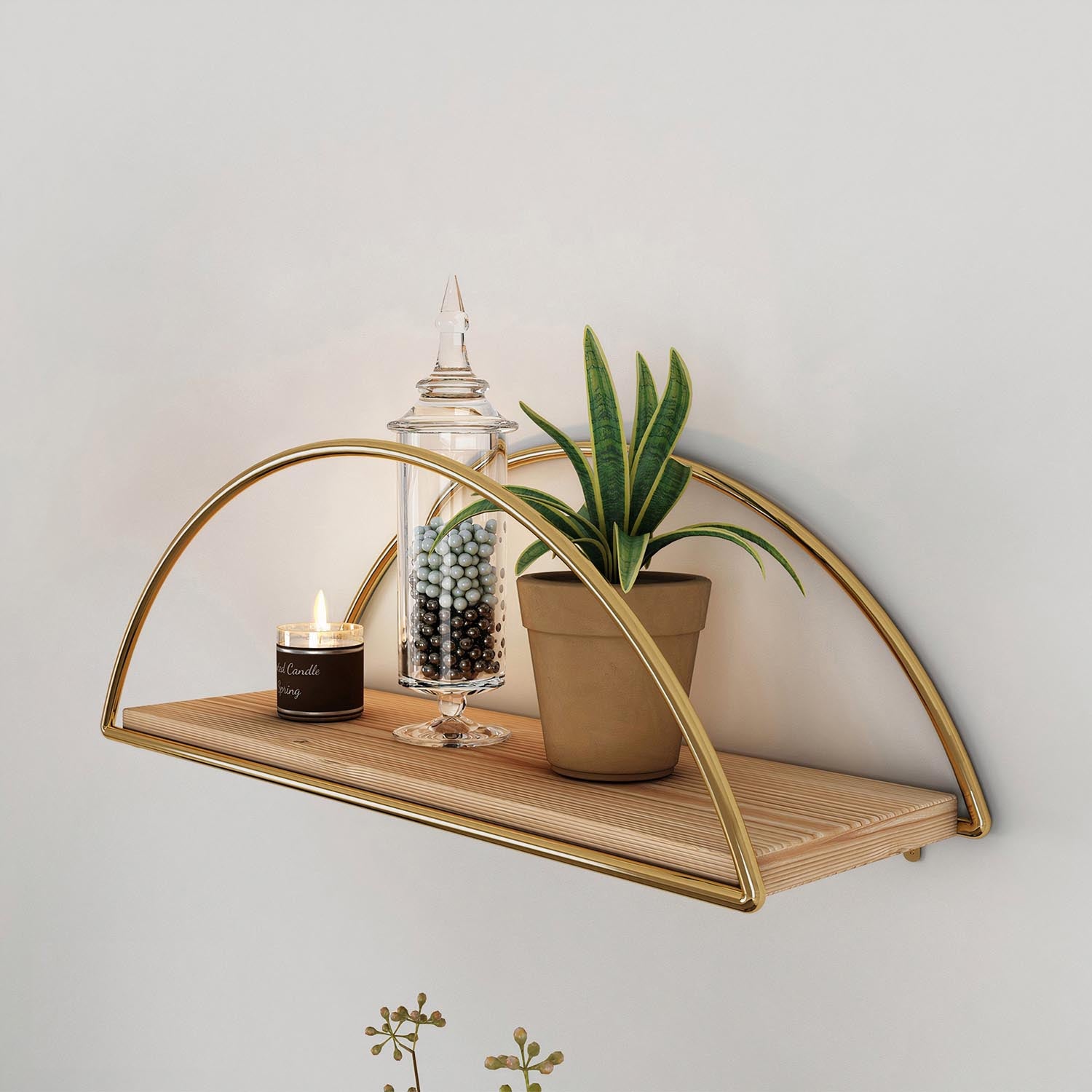 Verleihen Sie Ihrem Raum mit dem stilvollen Wandregal von Hanah Home in Gold und Braun einen Hauch von Eleganz. Hergestellt aus robustem Massivholz, bietet es sowohl Schönheit als auch Funktionalität.