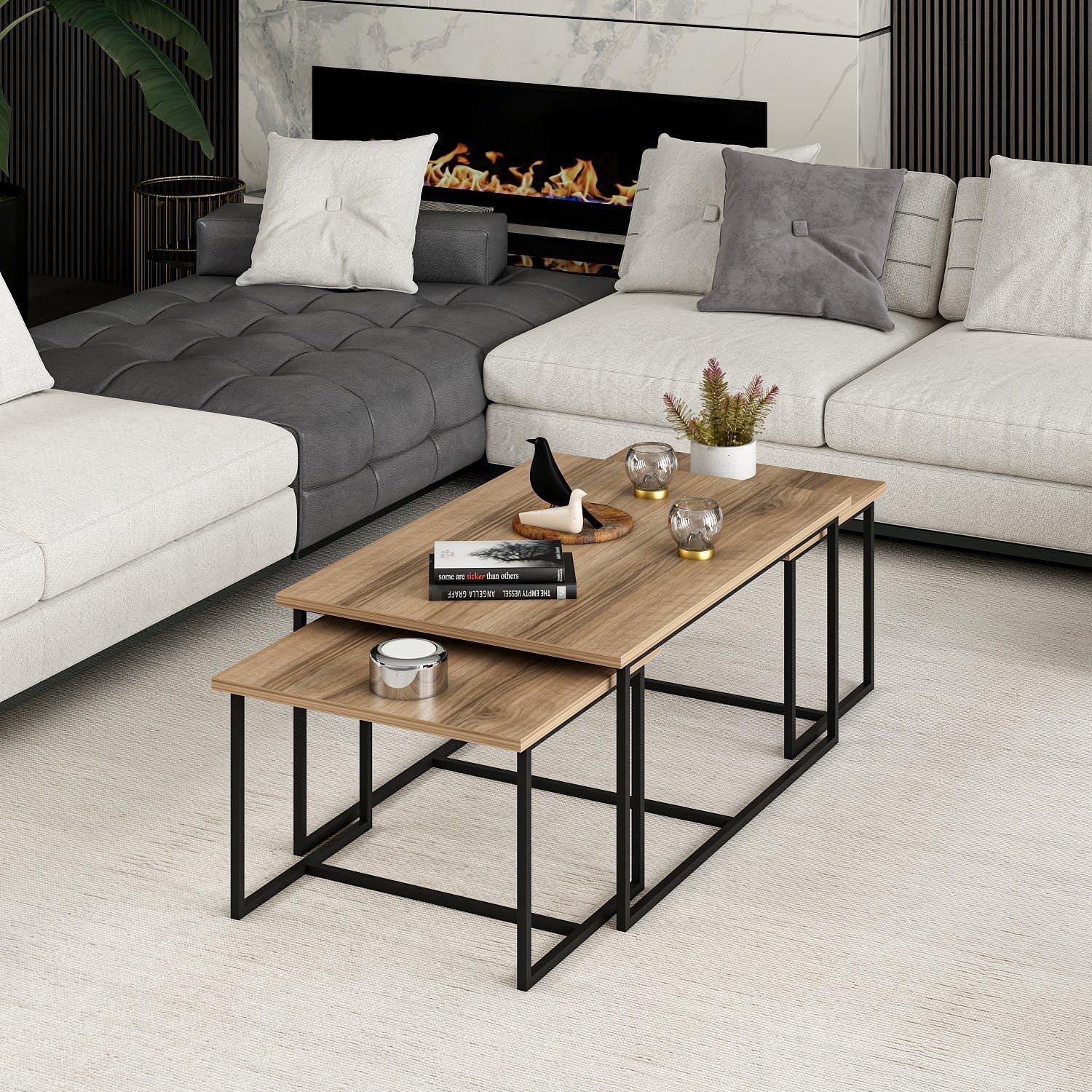 Entdecken Sie die Levada Sofatische in Walnuss von Hanah Home – stilvolle Nisttische, die Eleganz und Funktionalität vereinen. Ideal für jeden Raum!