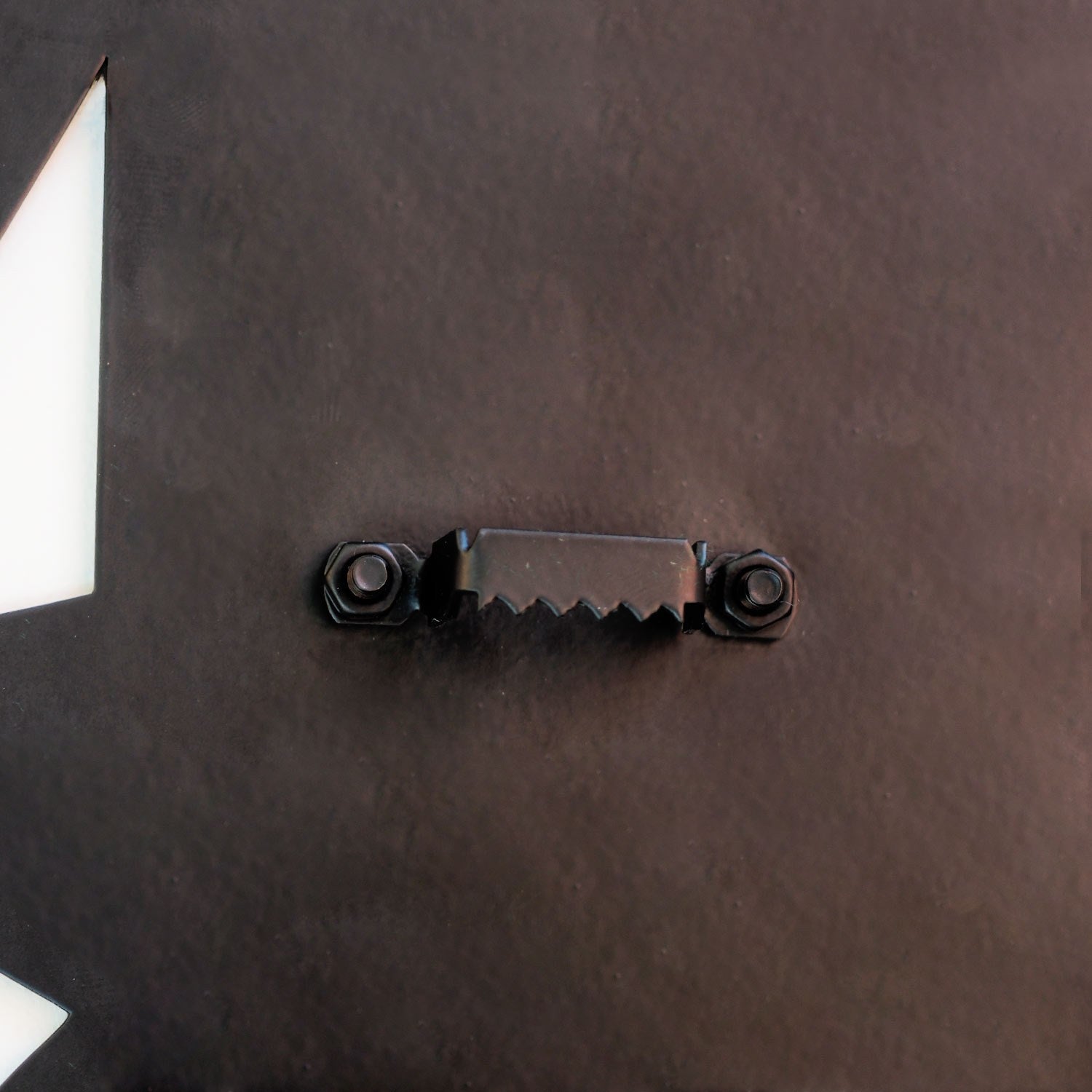 Gestalten Sie Ihre Wände mit der einzigartigen Metal Wolf Wall Art von Wallity. Ein farbenfrohes Kunstwerk, das Eleganz und Charakter verleiht!