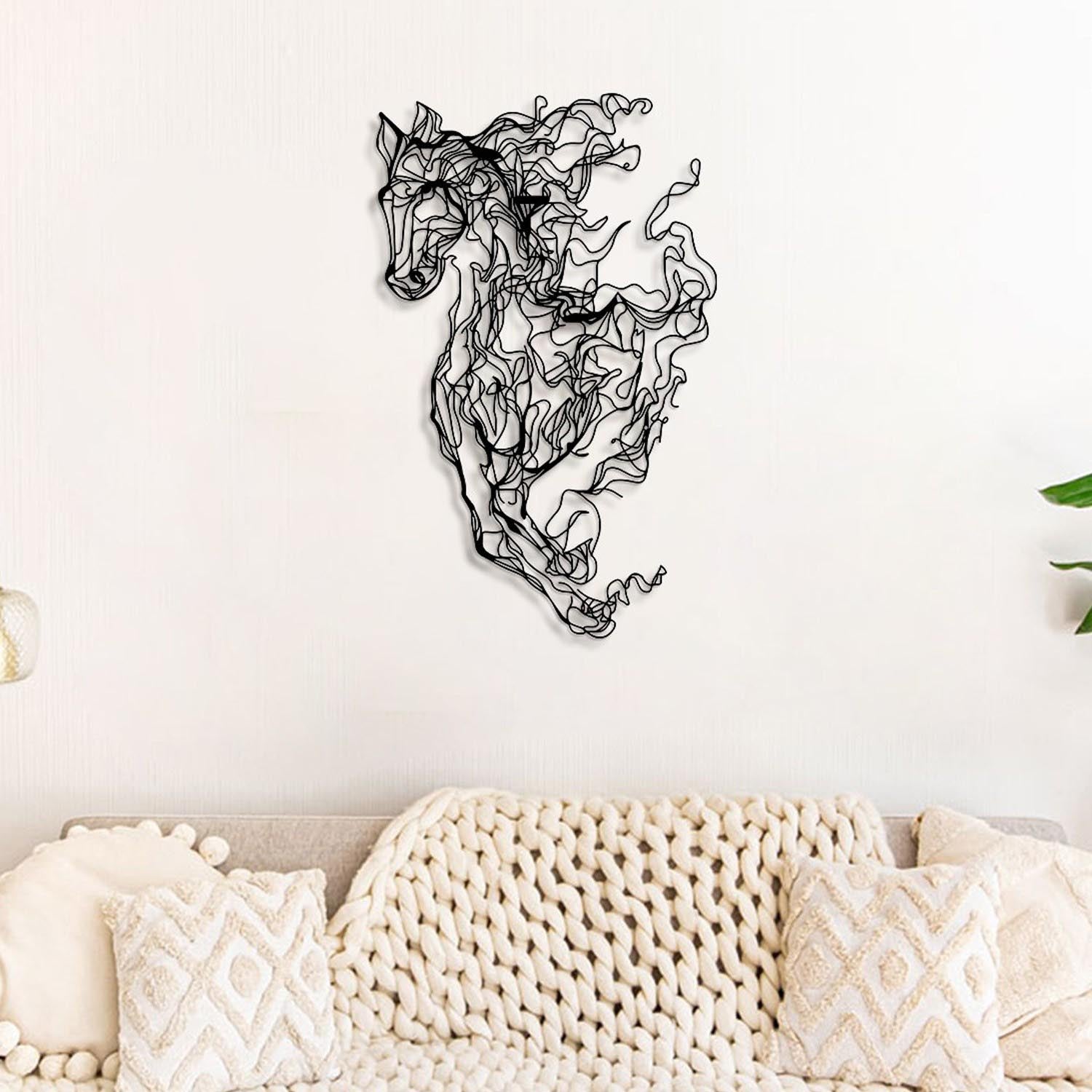 Entdecken Sie die elegante Metal Horse Line Art Wanddeko von Wallity. Aus robustem Stahl gefertigt, verleiht sie jedem Raum Stil und Raffinesse.