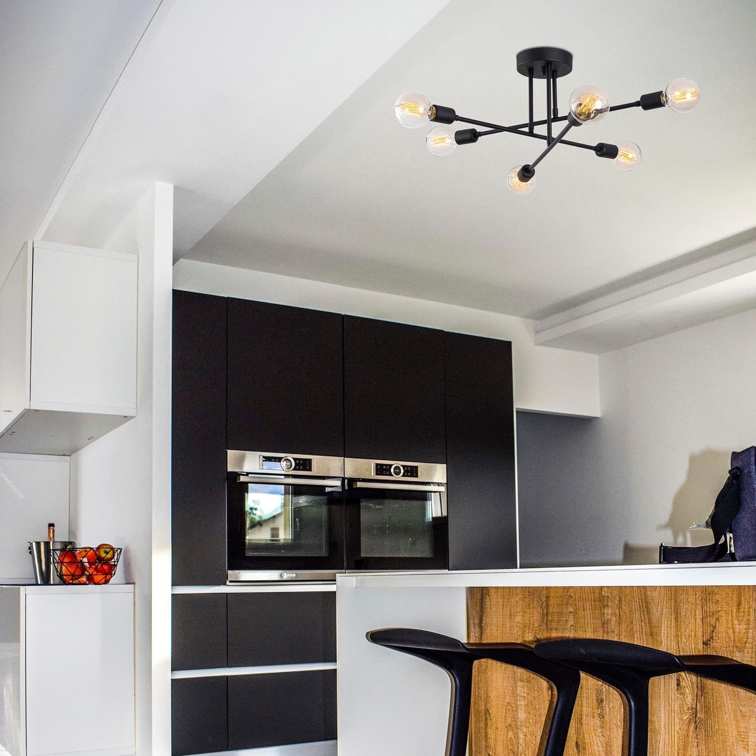 Entdecken Sie die Flower Pendelleuchte von Opviq in elegantem Schwarz. Ihr stilvolles Design verwandelt jeden Raum in ein luxuriöses Ambiente.