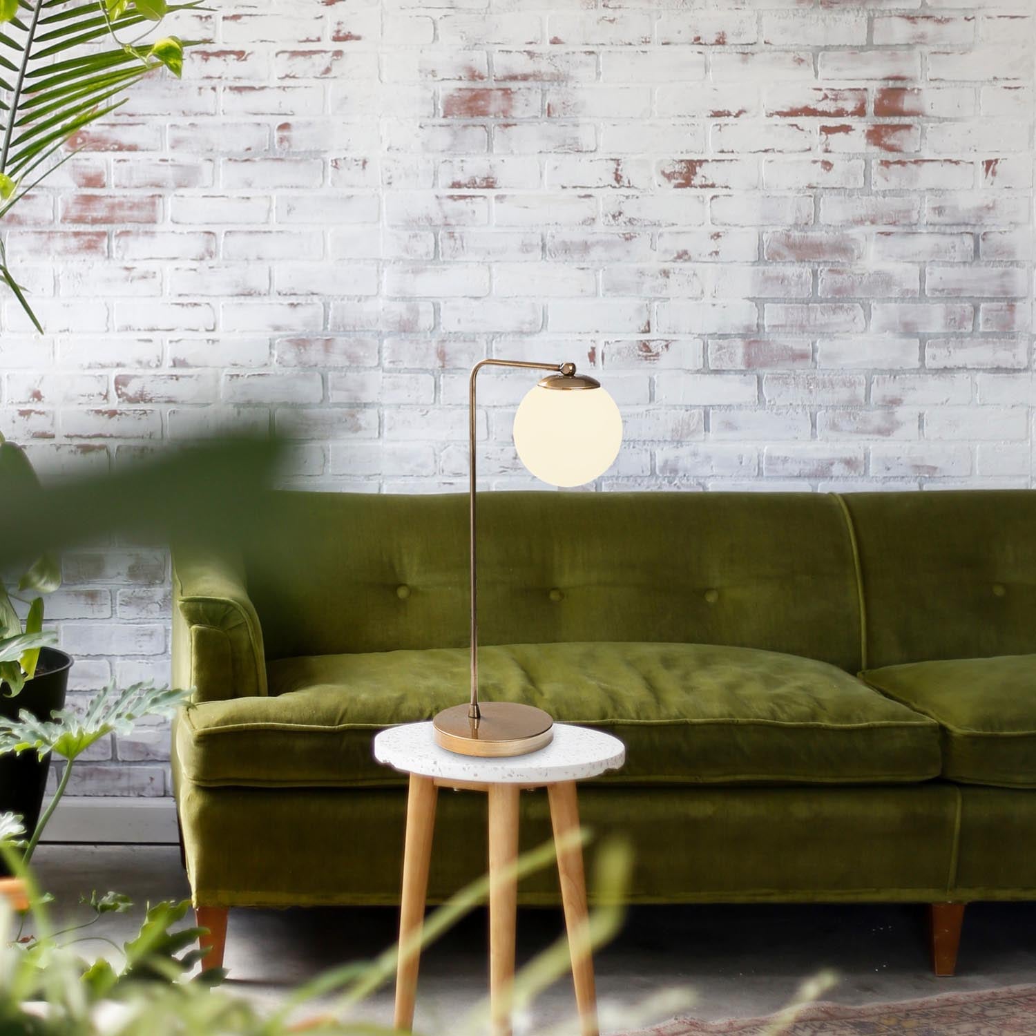 Entdecken Sie die Daisy Tischleuchte in Kupfer von Opviq – ein stilvolles Highlight für Ihr Zuhause, das Eleganz und Gemütlichkeit vereint.