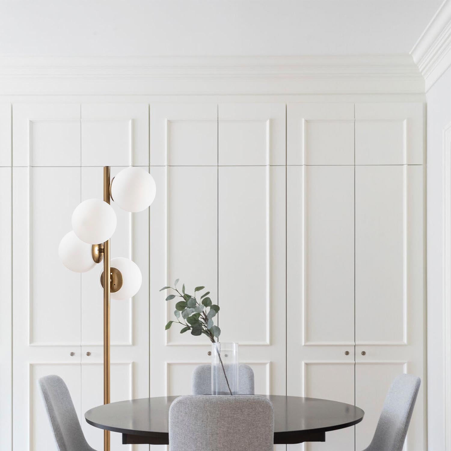 Entdecken Sie die Faze Stehleuchte in Gold von Opviq – eine stilvolle Kombination aus skandinavischem Design und praktischer Beleuchtung für Ihr Zuhause.