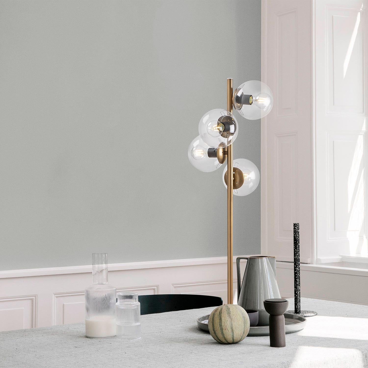 Entdecken Sie die Faze Stehleuchte in Gold von Opviq – eine stilvolle, skandinavische Lampe, die Ihr Zuhause mit eleganter Beleuchtung und modernem Flair verwandelt.