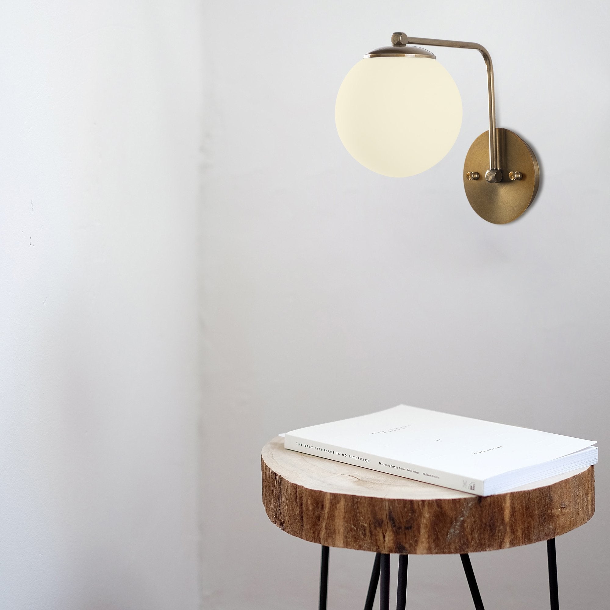 Entdecken Sie die elegante Daisy Wandleuchte in Gold von Opviq. Perfekt für stilvolle Akzente und gemütliche Beleuchtung in jedem Raum.