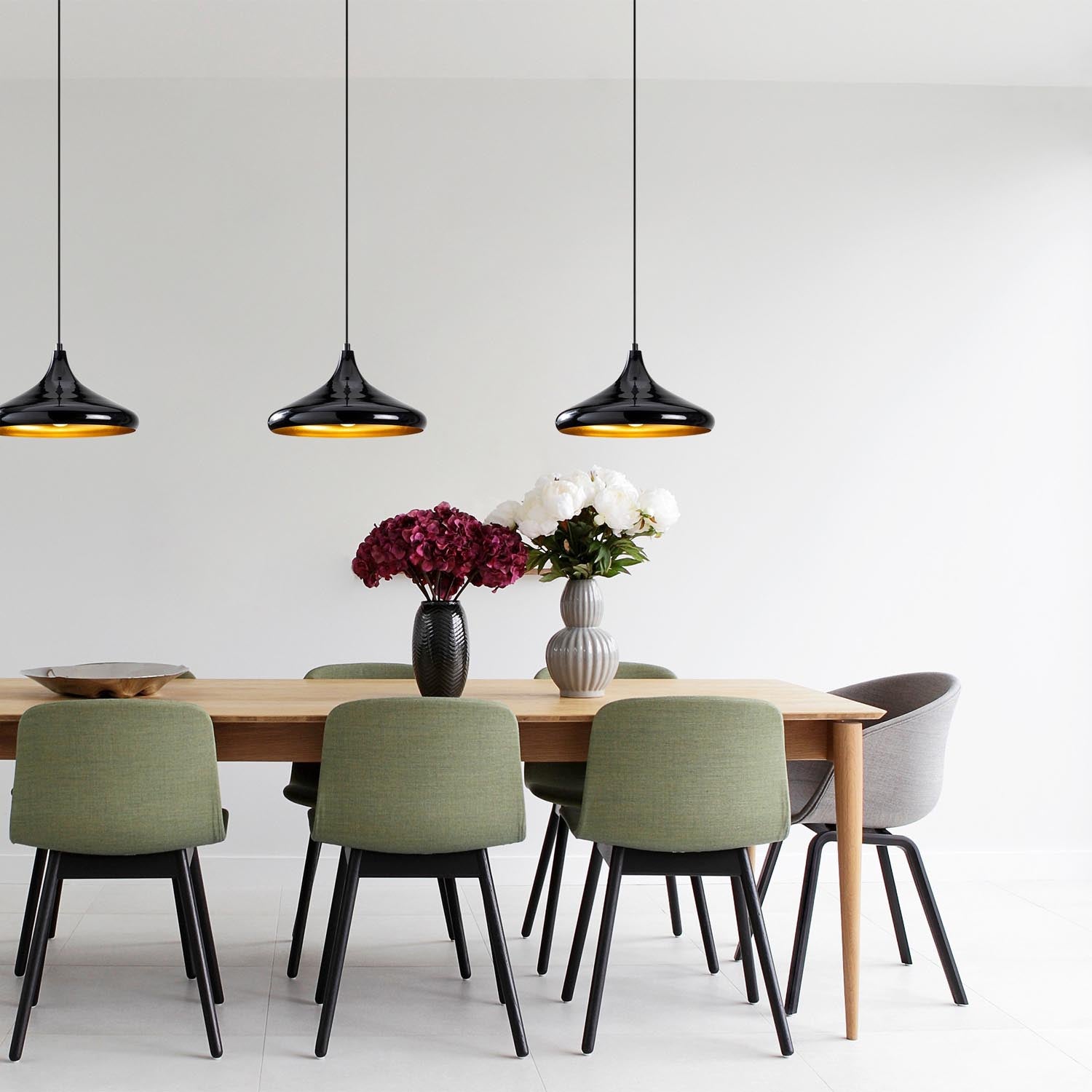 Entdecken Sie die Berceste Pendelleuchte in Schwarz von Opviq – ein skandinavischer Industrie-Kronleuchter, der Eleganz und Stil in Ihr Zuhause bringt.