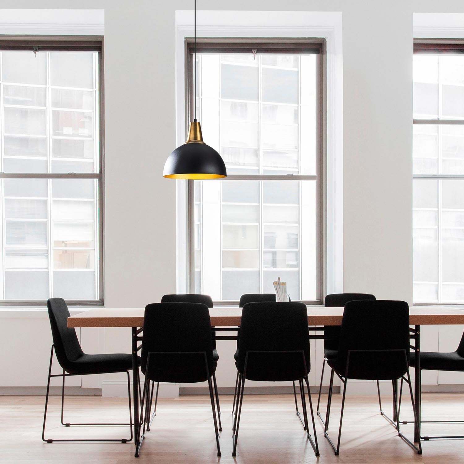 Entdecken Sie die elegante Berceste Pendelleuchte in Schwarz von Opviq. Ein stilvolles Design, das jeden Raum mit Glamour und Raffinesse bereichert.