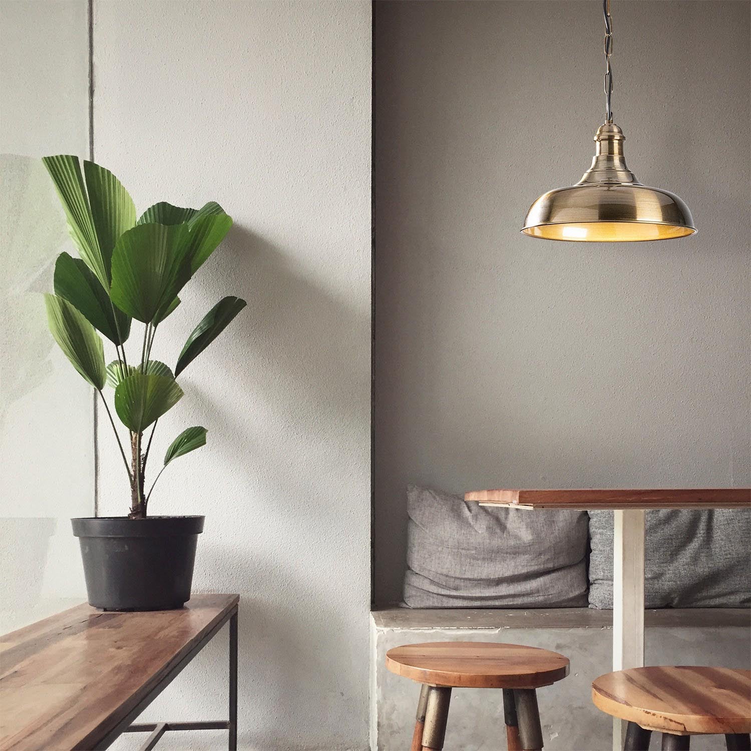 Entdecken Sie die Berceste Pendelleuchte in Gold von Opviq – ein eleganter Kronleuchter, der jeden Raum mit Glamour und Stil erhellt.