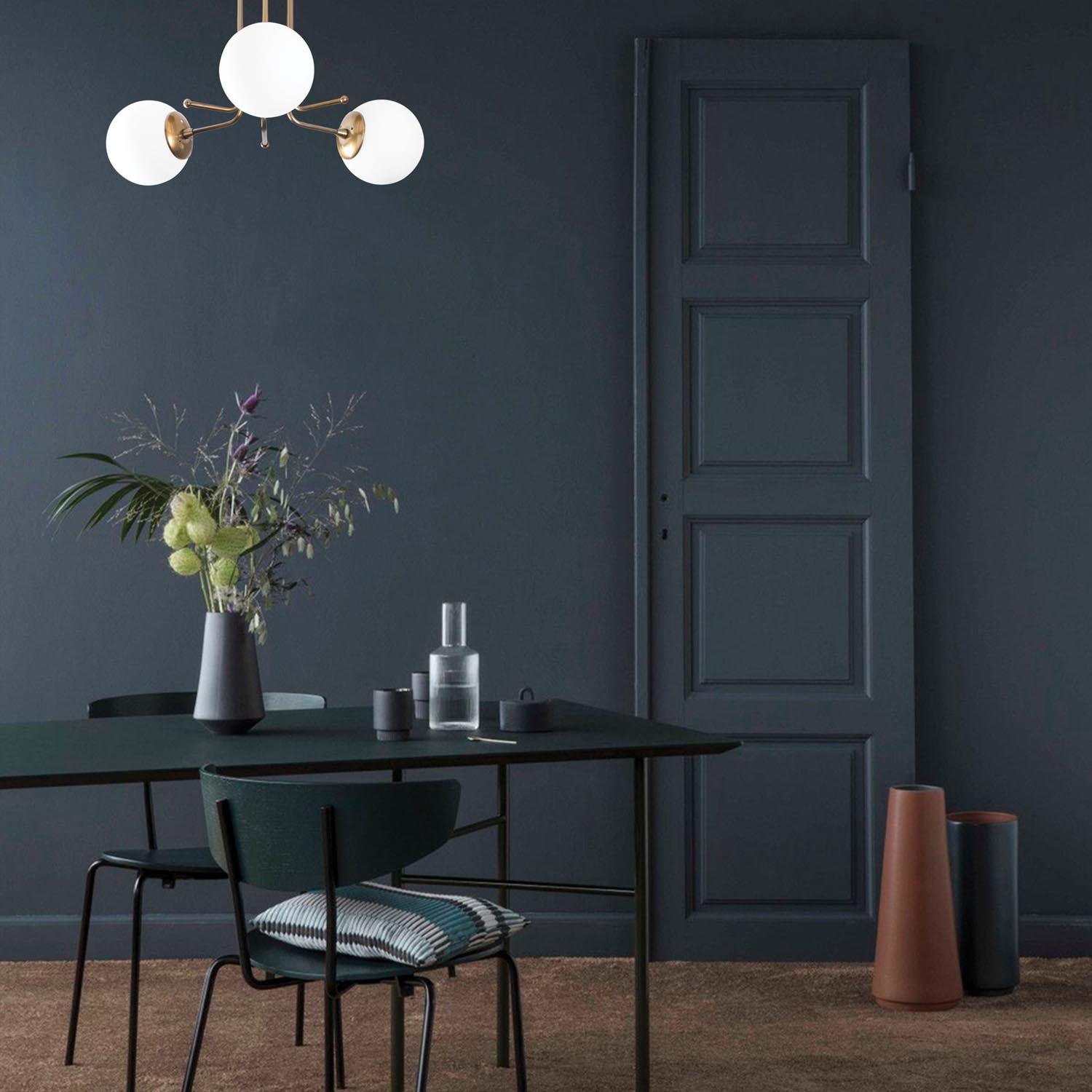 Entdecken Sie die Daisy Deckenleuchte in Gold und Weiß von Opviq – ein elegantes Designstück, das jeden Raum mit warmem Licht und skandinavischem Flair verzaubert.