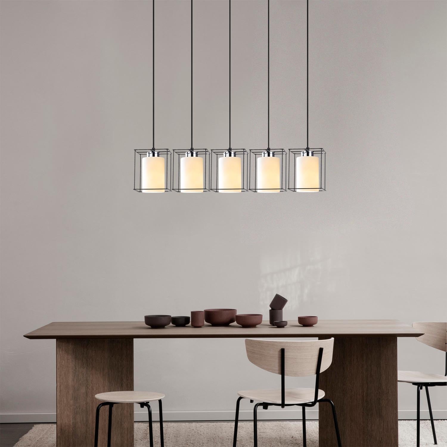 Entdecken Sie die elegante Swank Pendelleuchte in Schwarz von Opviq. Ideal für stilvolle Akzente in jedem Raum, schafft sie eine einladende Atmosphäre.