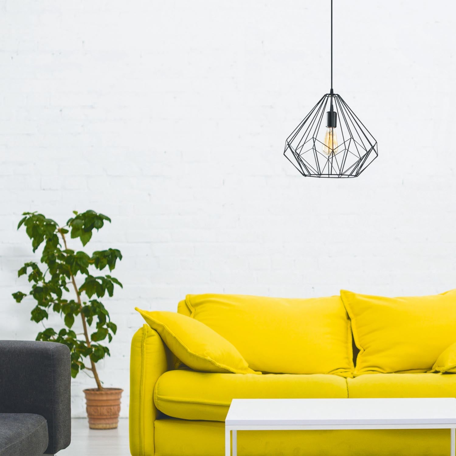 Entdecken Sie die elegante Diamond Pendelleuchte in Schwarz von Opviq. Verleihen Sie Ihrem Raum mit diesem stilvollen Lichtobjekt einen Hauch von Luxus.