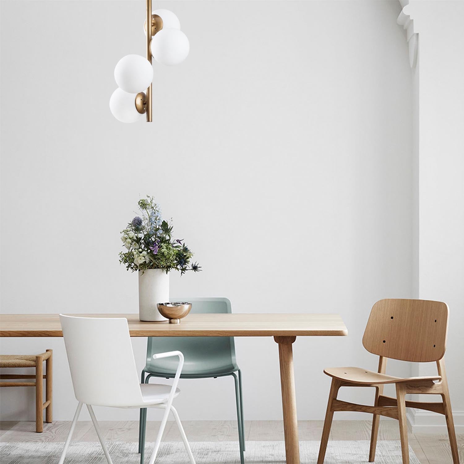 Entdecken Sie die Faze Pendelleuchte in Gold von Opviq – ein eleganter Kronleuchter, der jeden Raum mit glamourösem Licht und skandinavischem Design verzaubert.